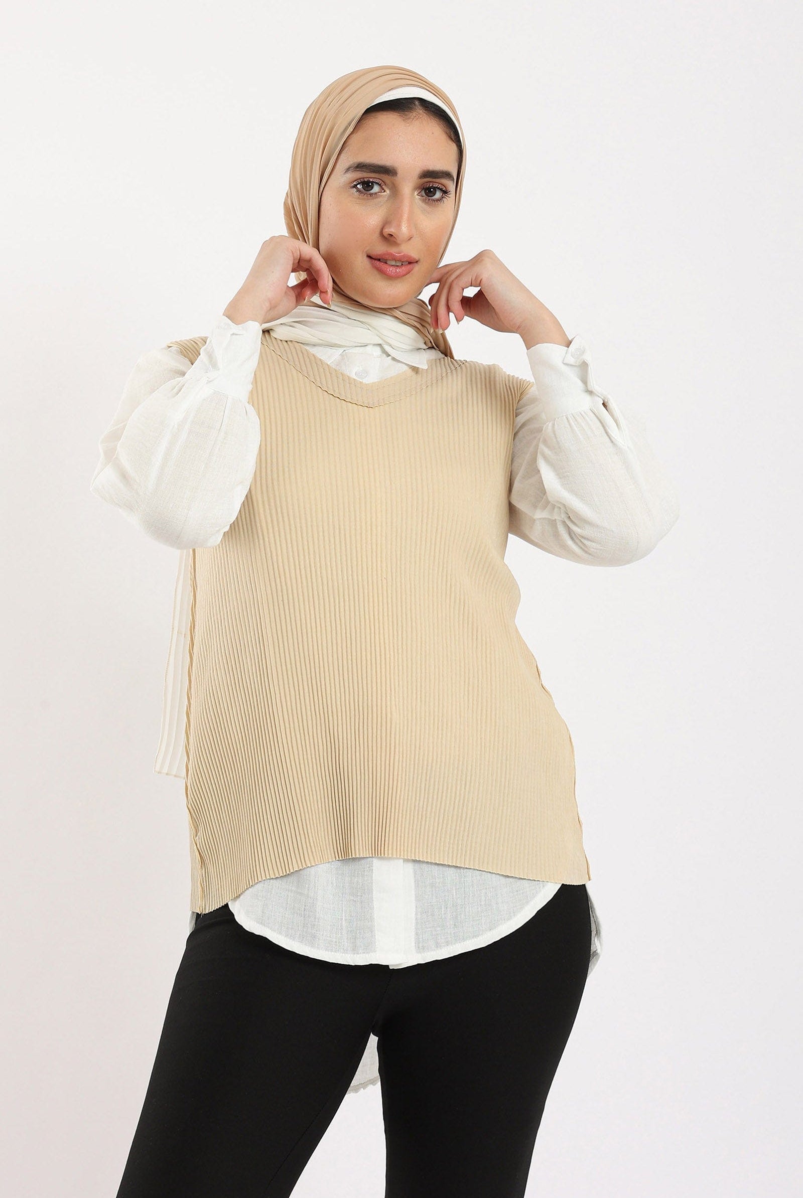 كارينا بلوزة مضلعة بفتحة رقبة على شكل V