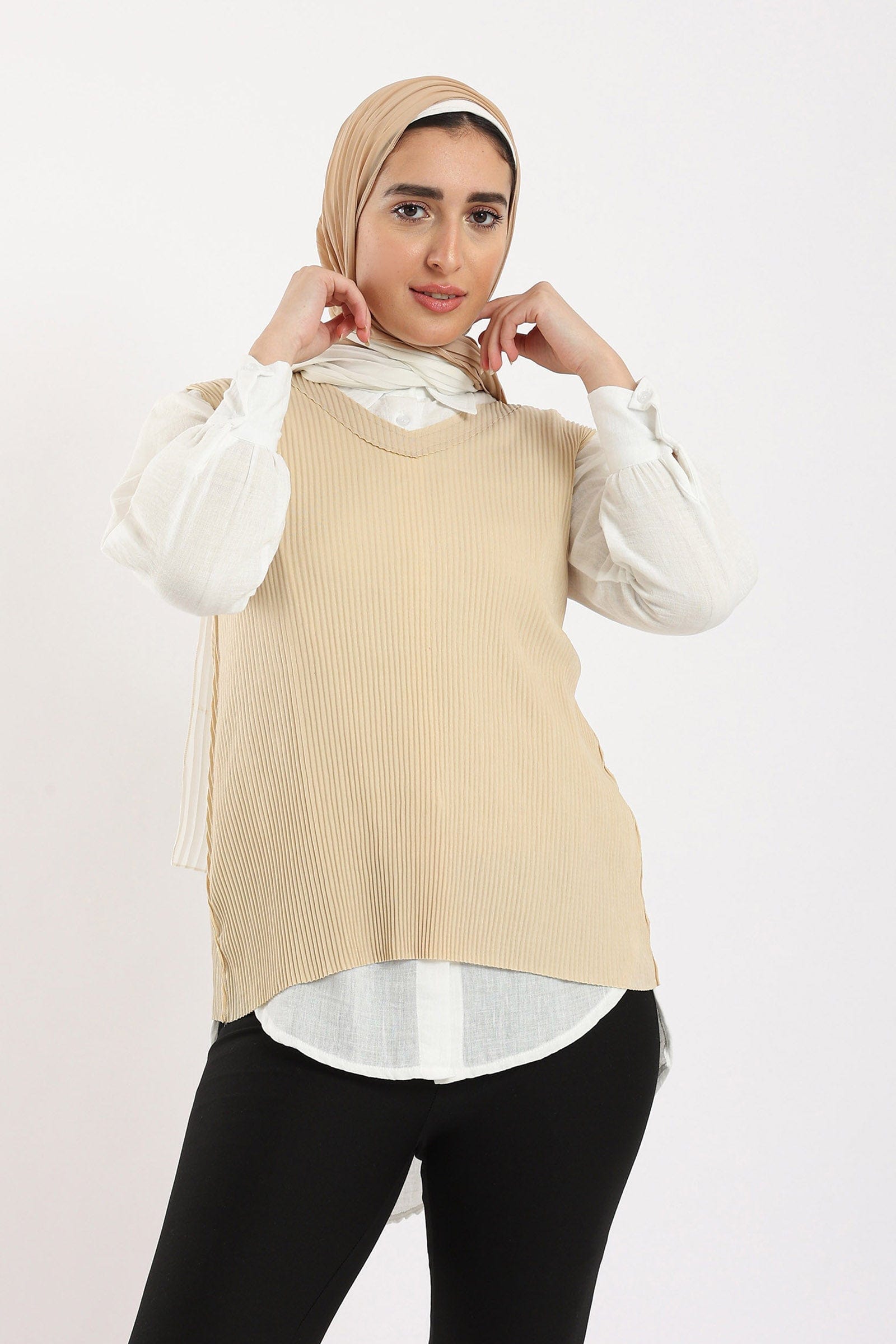 كارينا بلوزة مضلعة بفتحة رقبة على شكل V