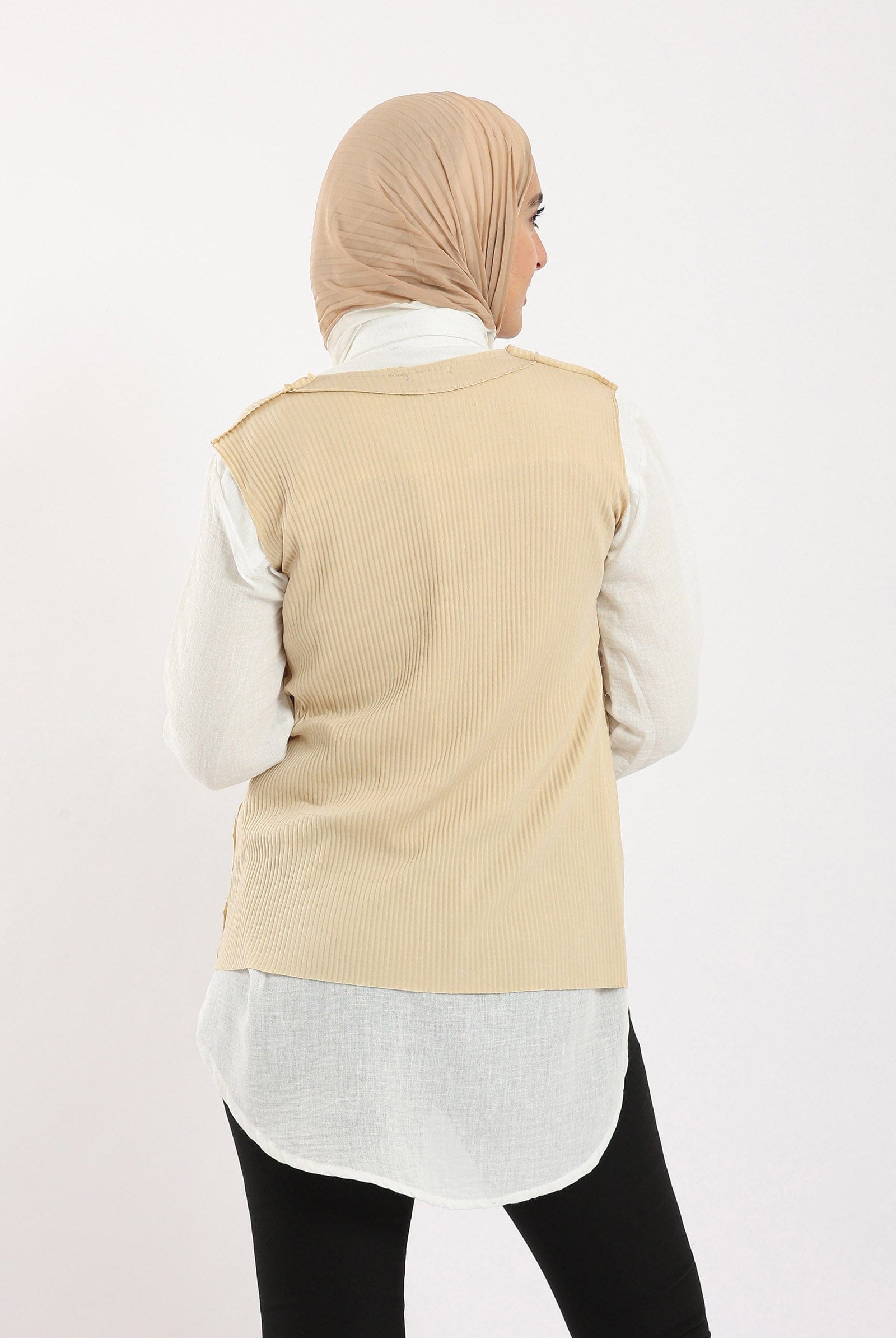 كارينا بلوزة مضلعة بفتحة رقبة على شكل V