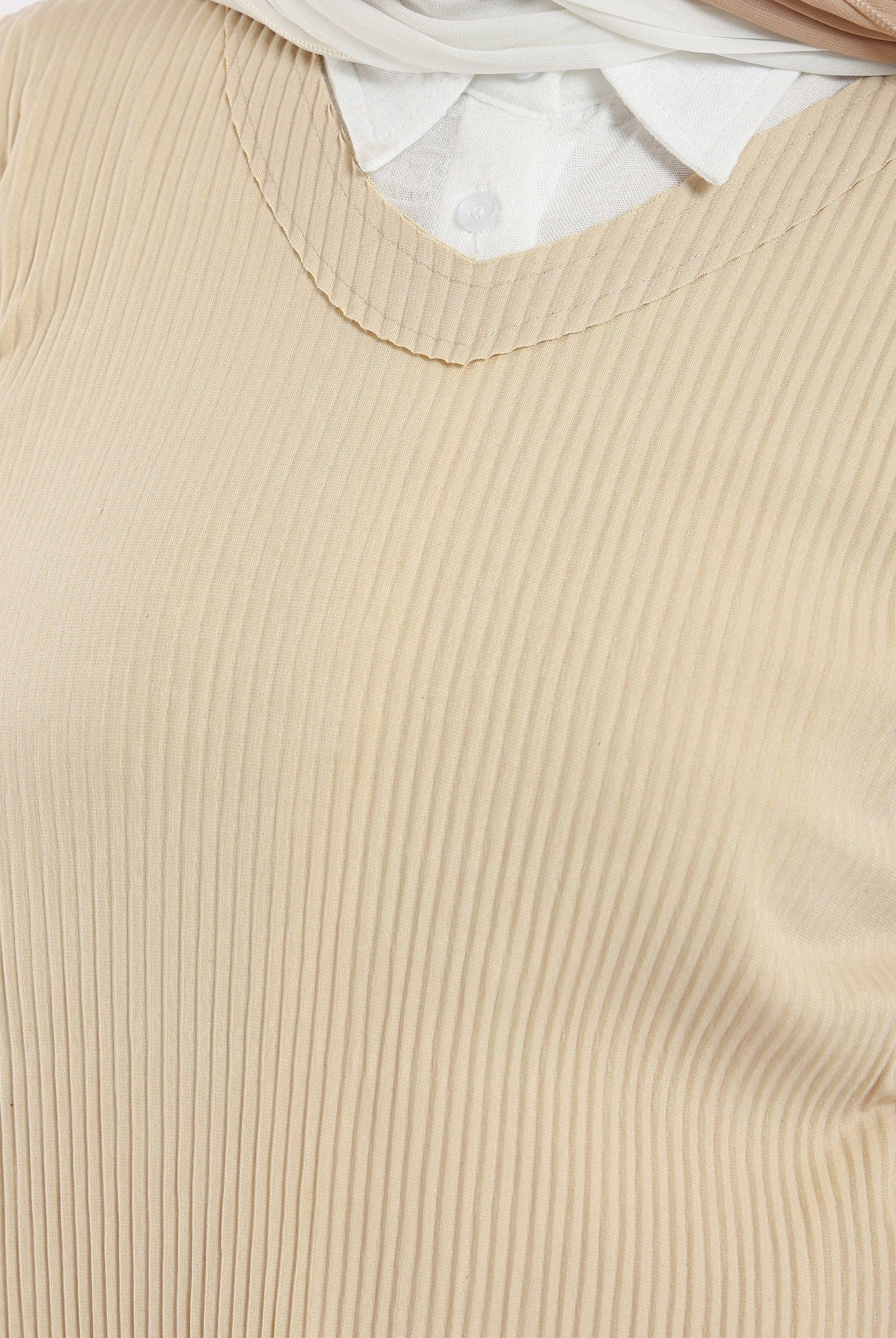 كارينا بلوزة مضلعة بفتحة رقبة على شكل V