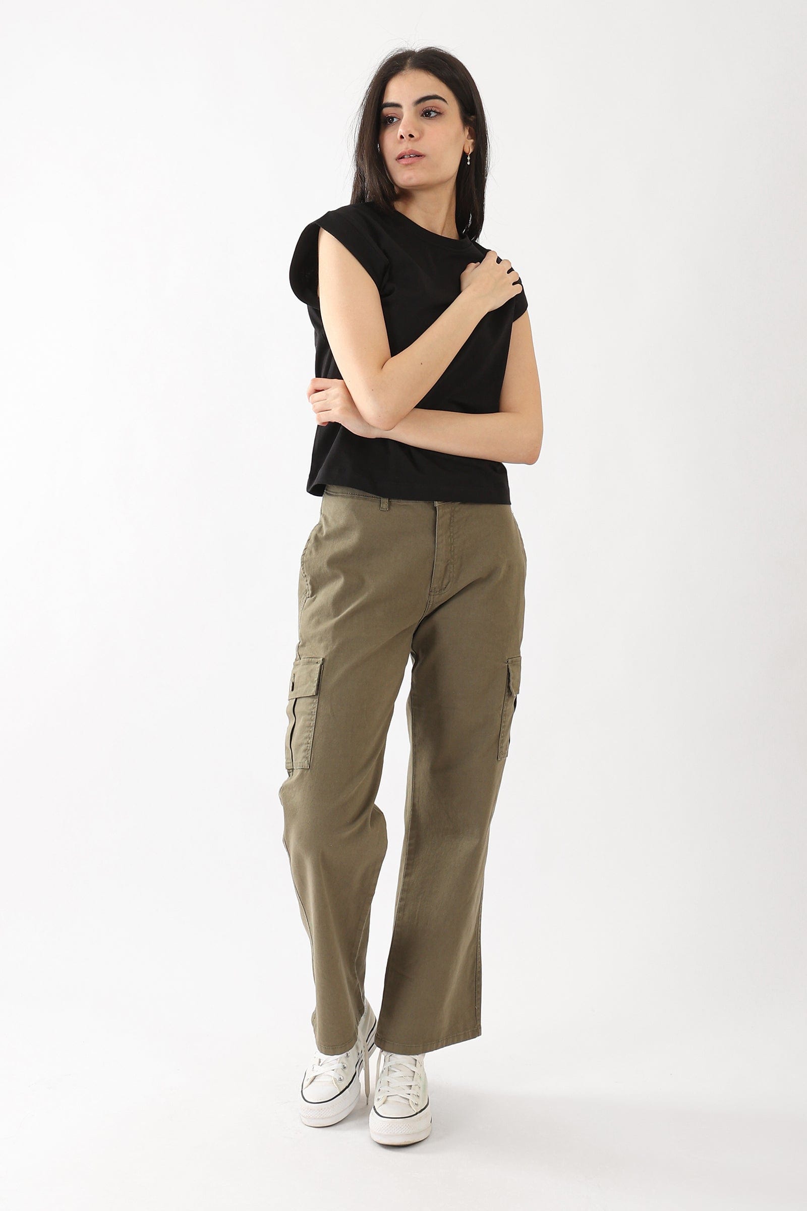 كارينا بلوزة سادة بأكتاف مضلعة