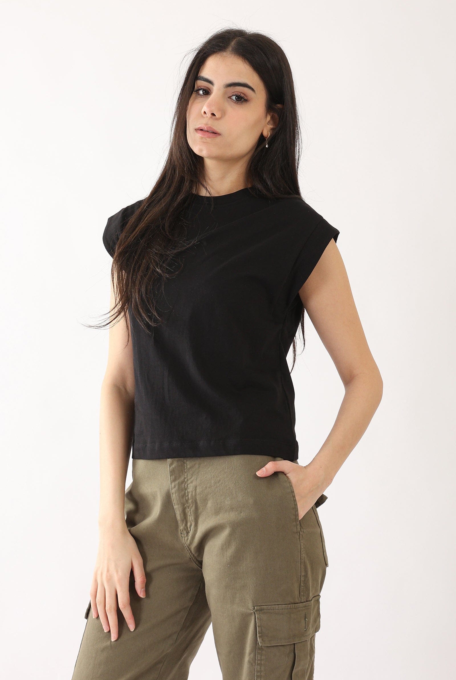 كارينا بلوزة سادة بأكتاف مضلعة