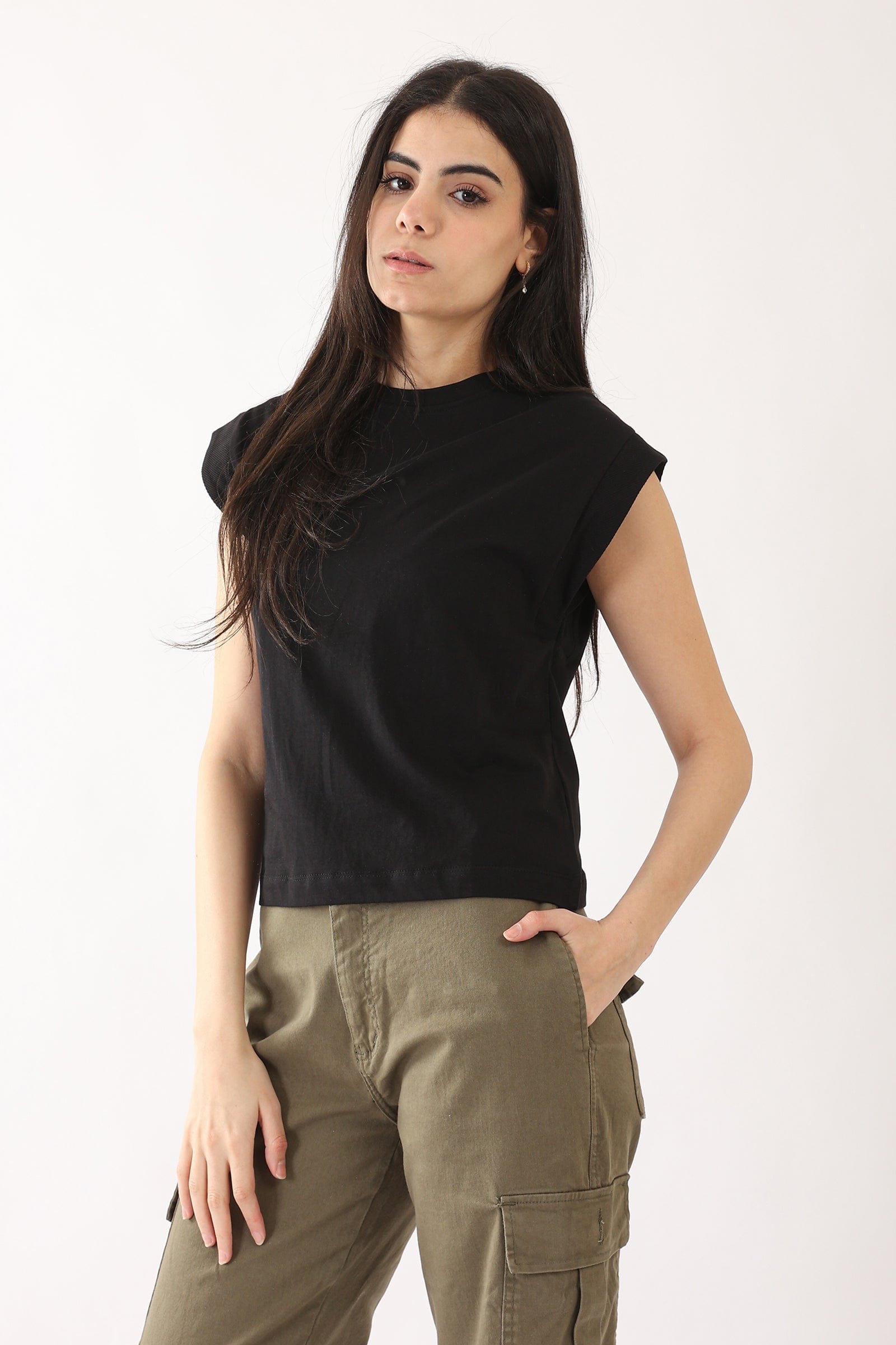 كارينا بلوزة سادة بأكتاف مضلعة