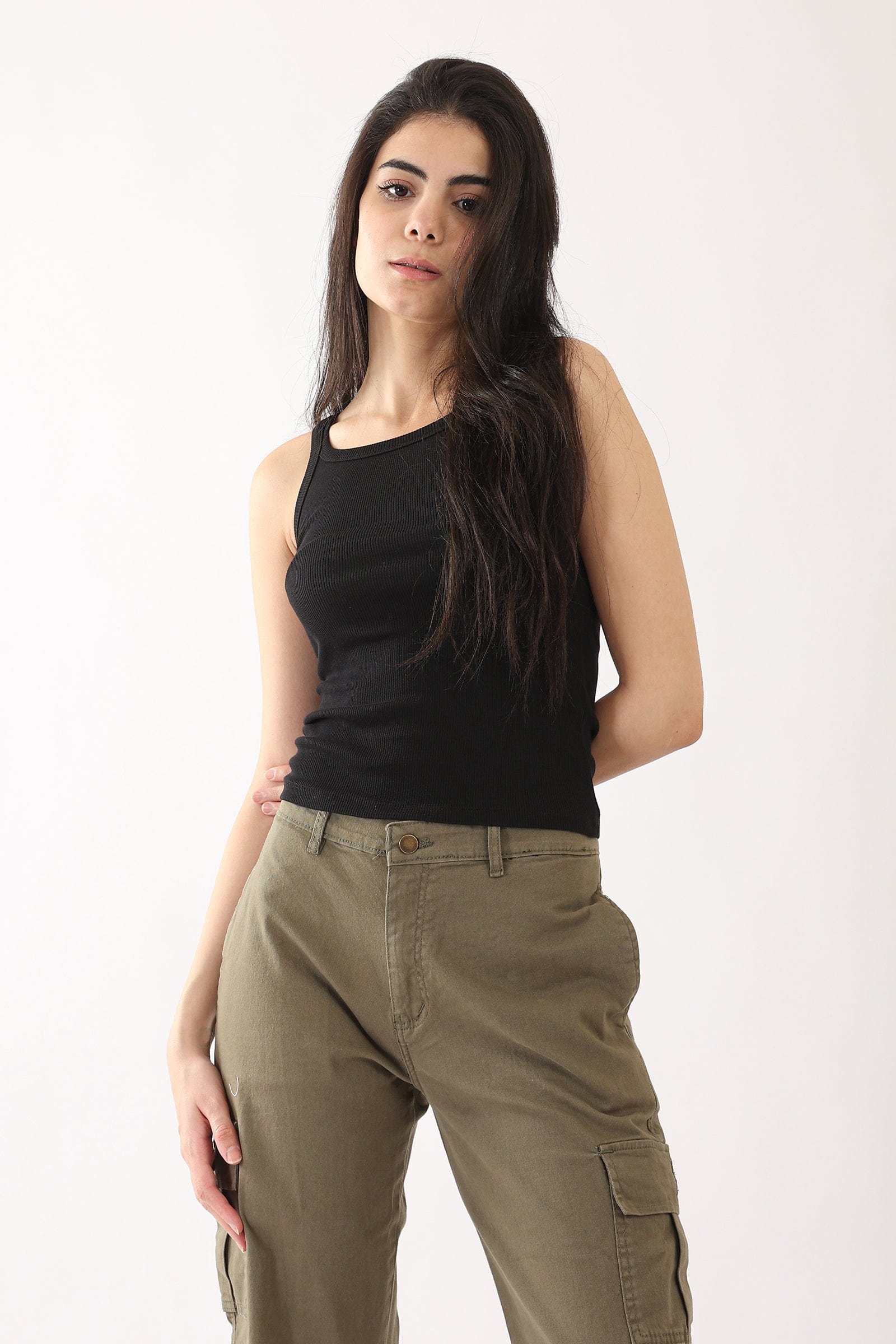 كارينا بلوزة مضلعة كت بياقة مستديرة بحمالات