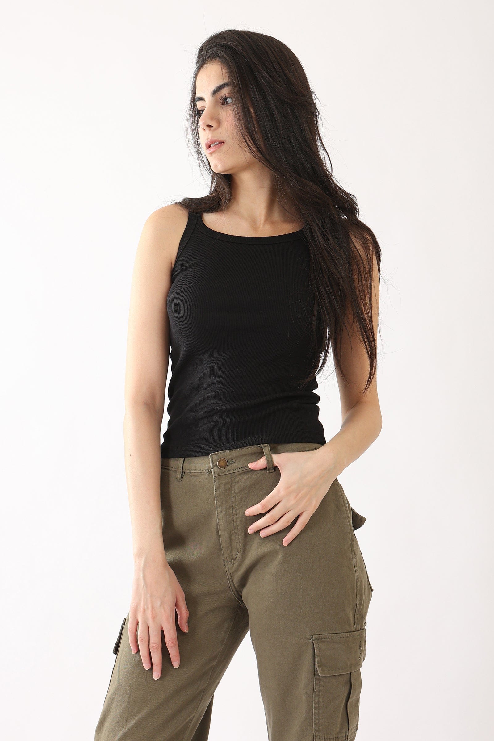 كارينا بلوزة مضلعة كت بياقة مستديرة بحمالات