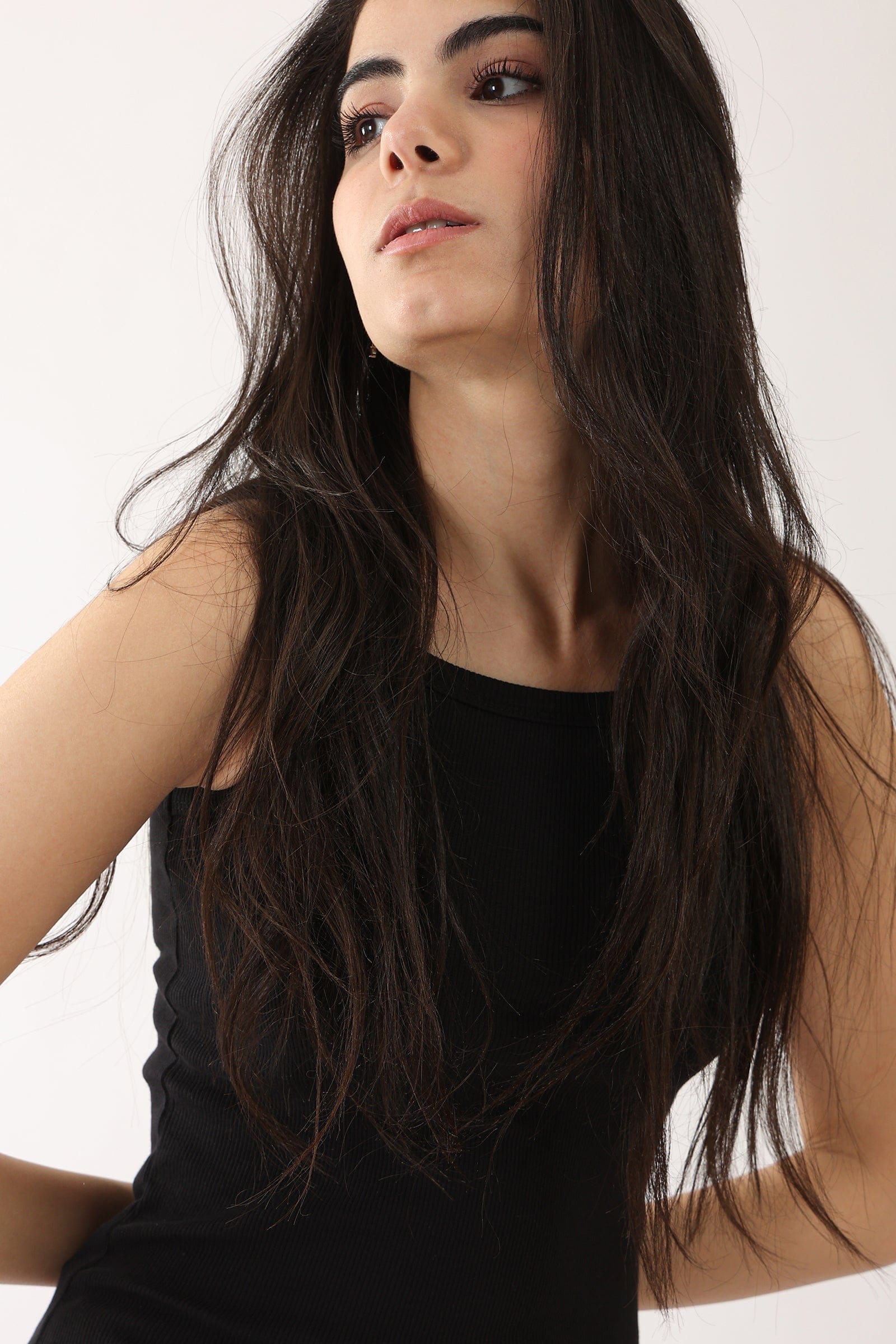 كارينا بلوزة مضلعة كت بياقة مستديرة بحمالات