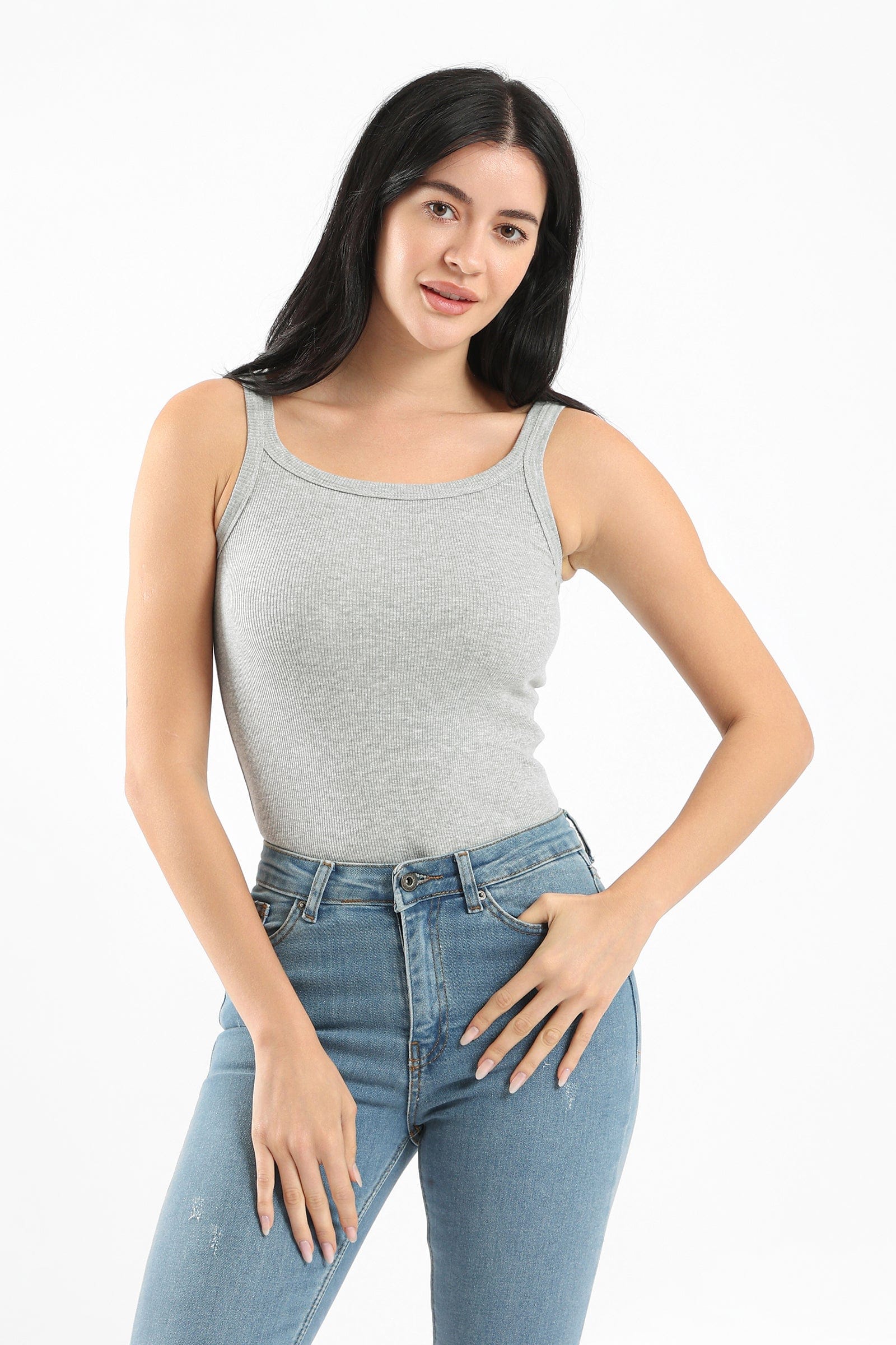 كارينا بلوزة مضلعة كت بياقة مستديرة بحمالات