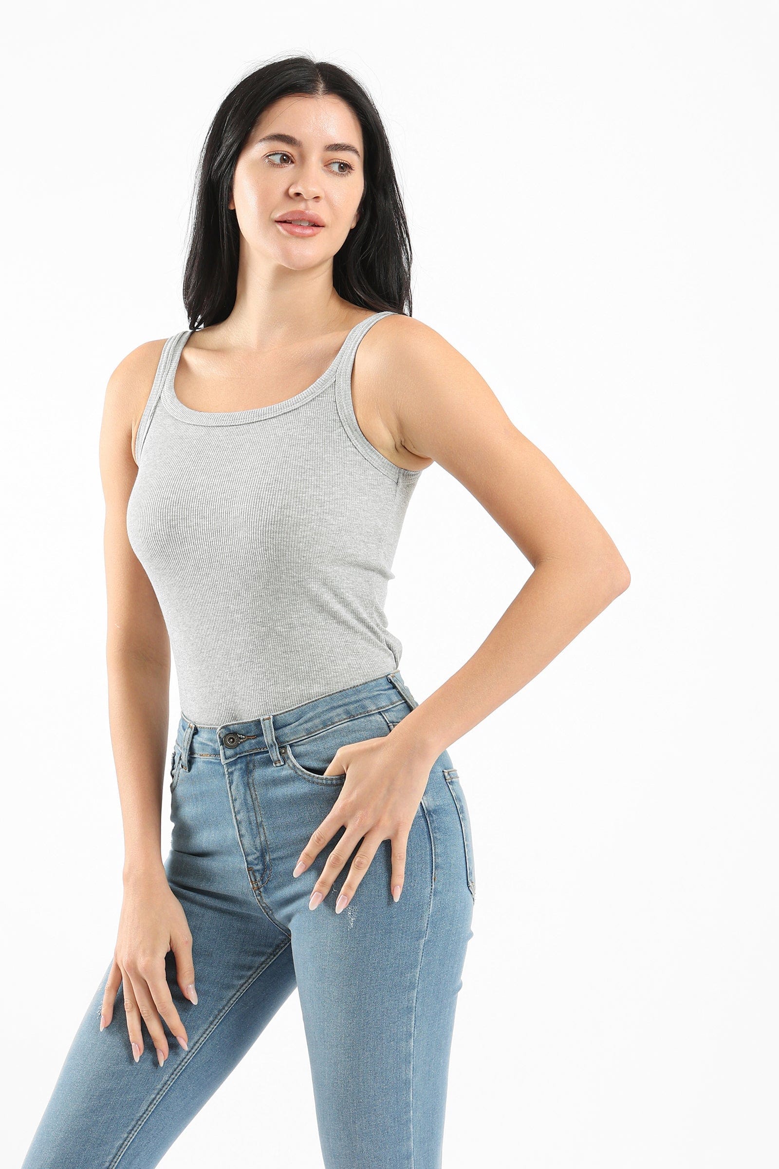 كارينا بلوزة مضلعة كت بياقة مستديرة بحمالات