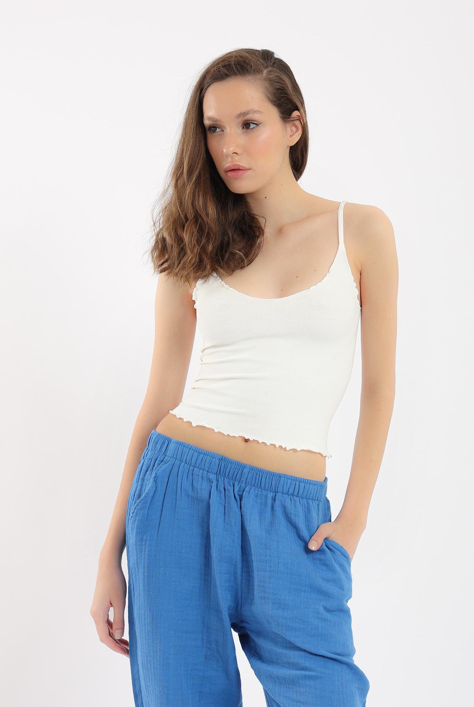 كارينا تانك توب مضلع برقبة دائرية حمالات