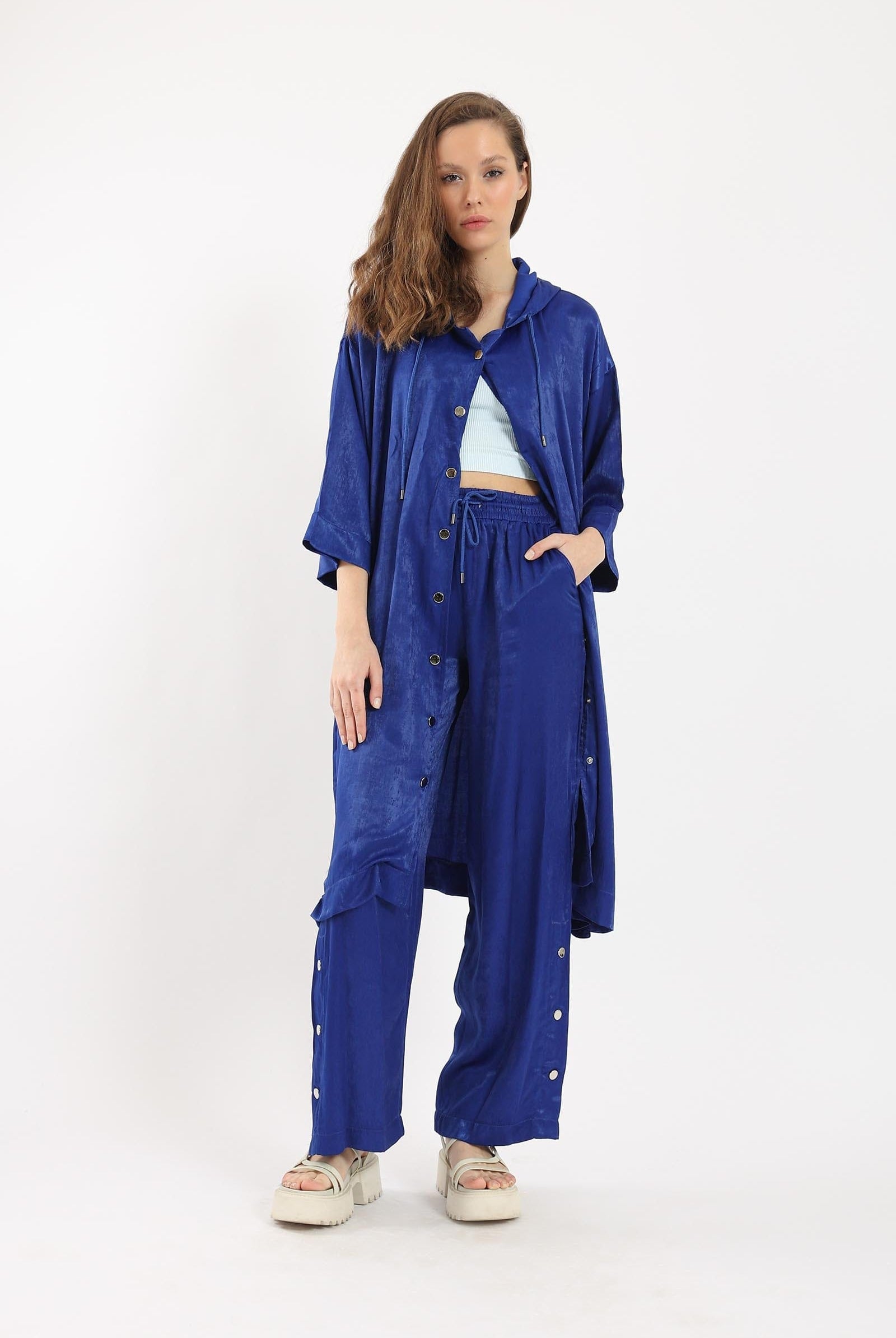 كارينا قميص طويل سادة بأزرار مامية وياقة بأكمام طويلة