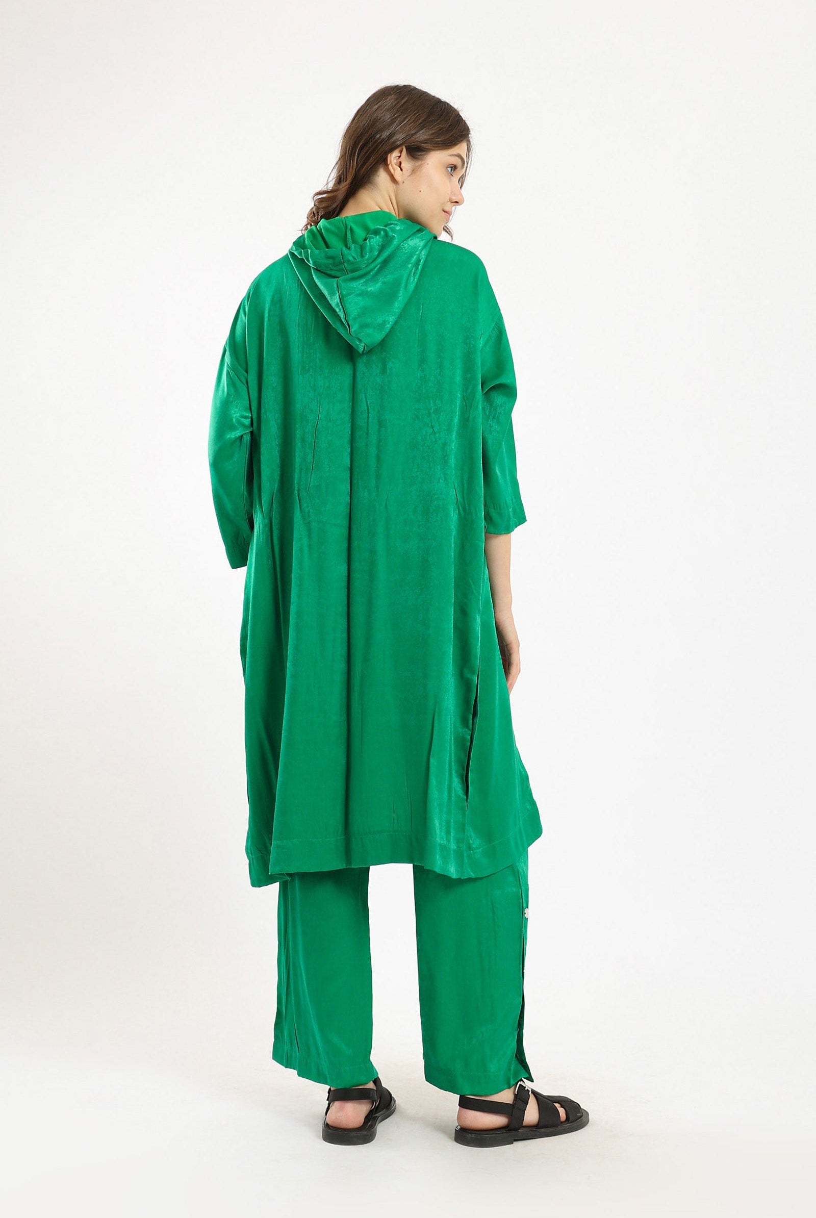 كارينا قميص طويل سادة بأزرار مامية وياقة بأكمام طويلة