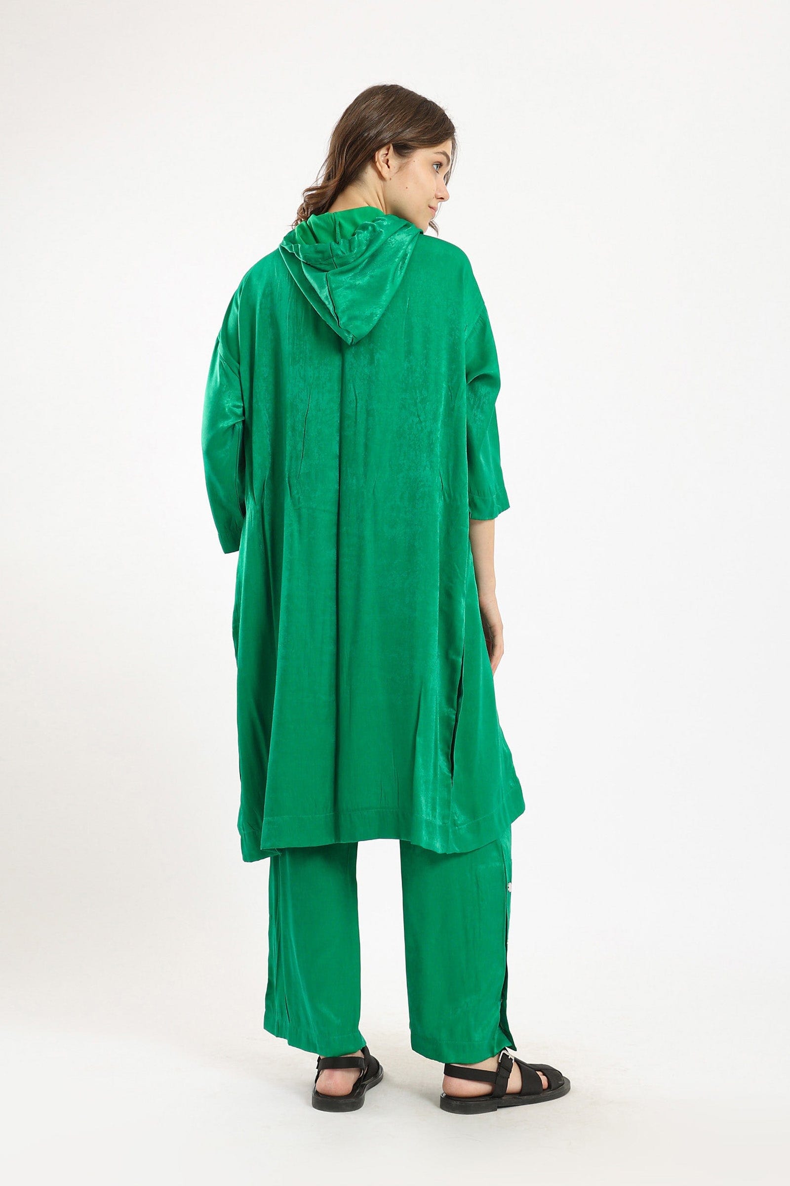 كارينا قميص طويل سادة بأزرار مامية وياقة بأكمام طويلة