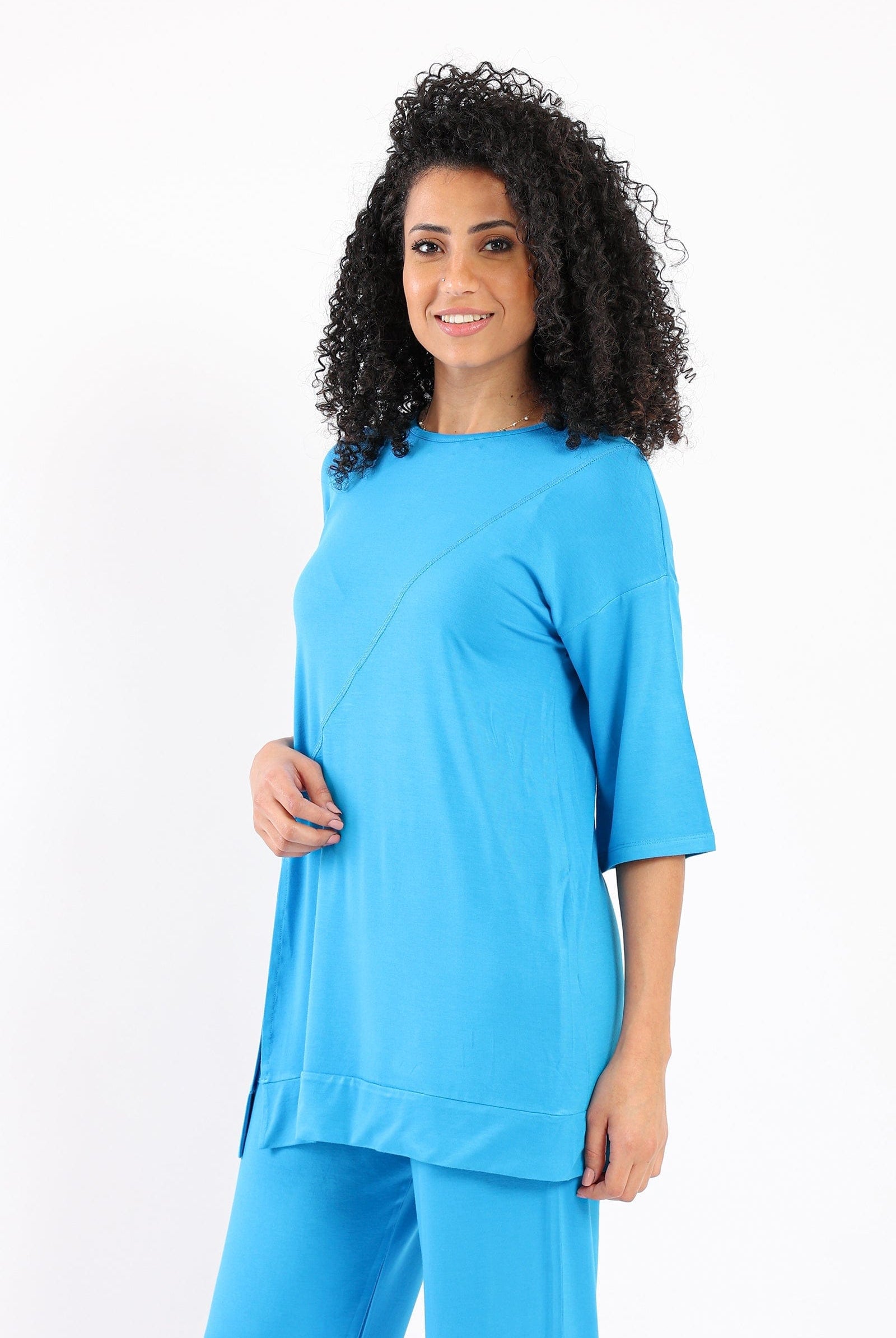 كارينا بلوزة واسعة بفتحة من الجانب كم طويل