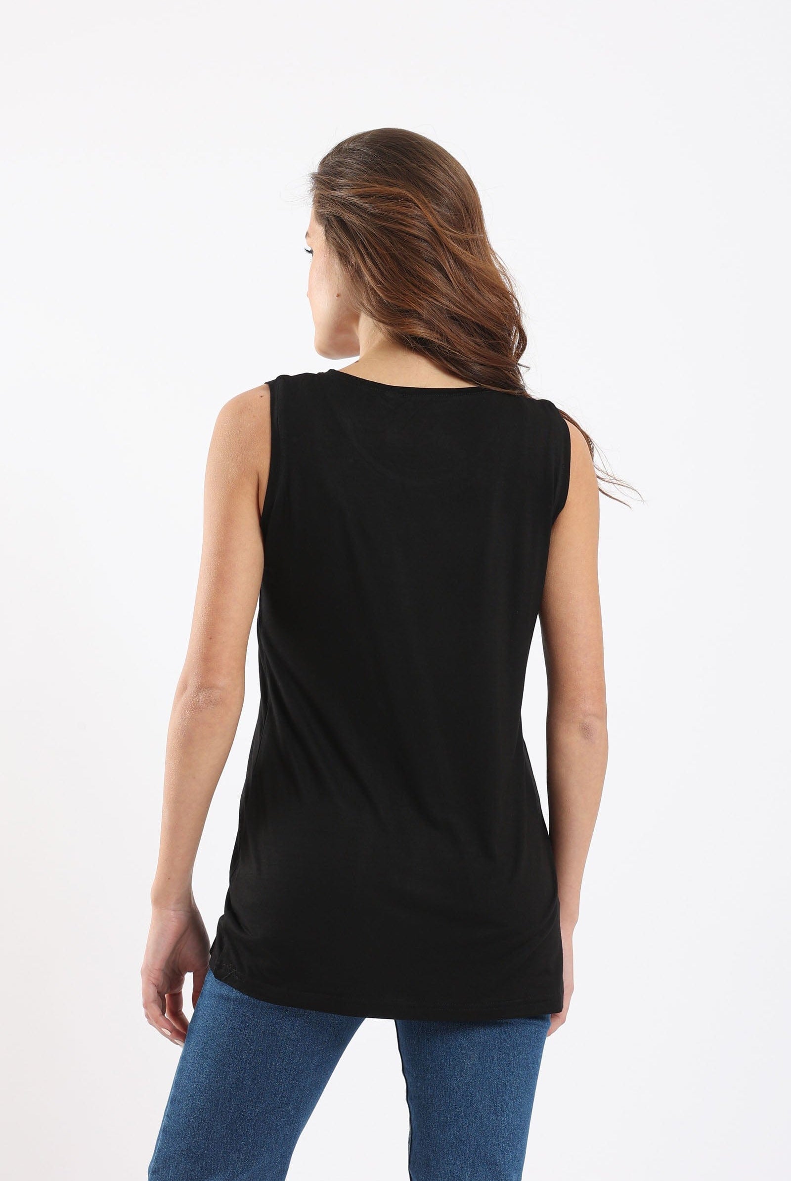 كارينا بلوزة سادة بيزك بياقة مستديرة بدون كم