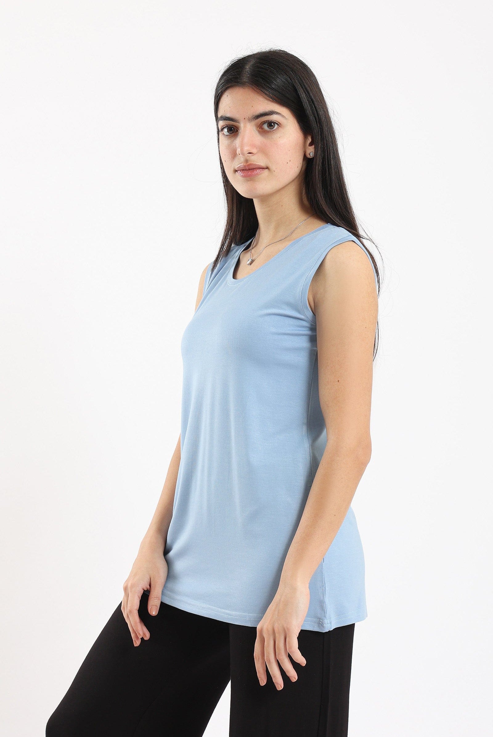 كارينا بلوزة سادة بيزك بياقة مستديرة بدون كم