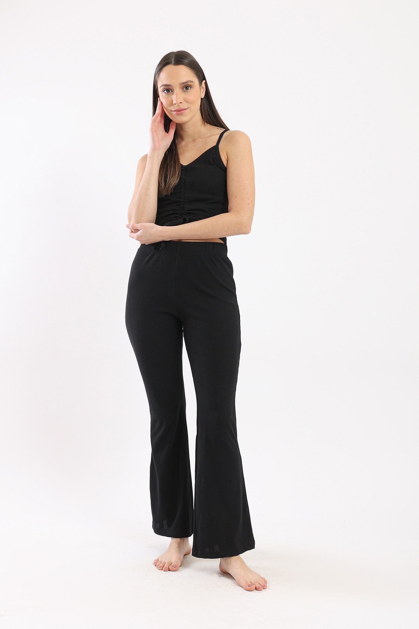 كارينا طقم بيجامة بلوزة حمالات مشدودة من الصدر وبنطلون