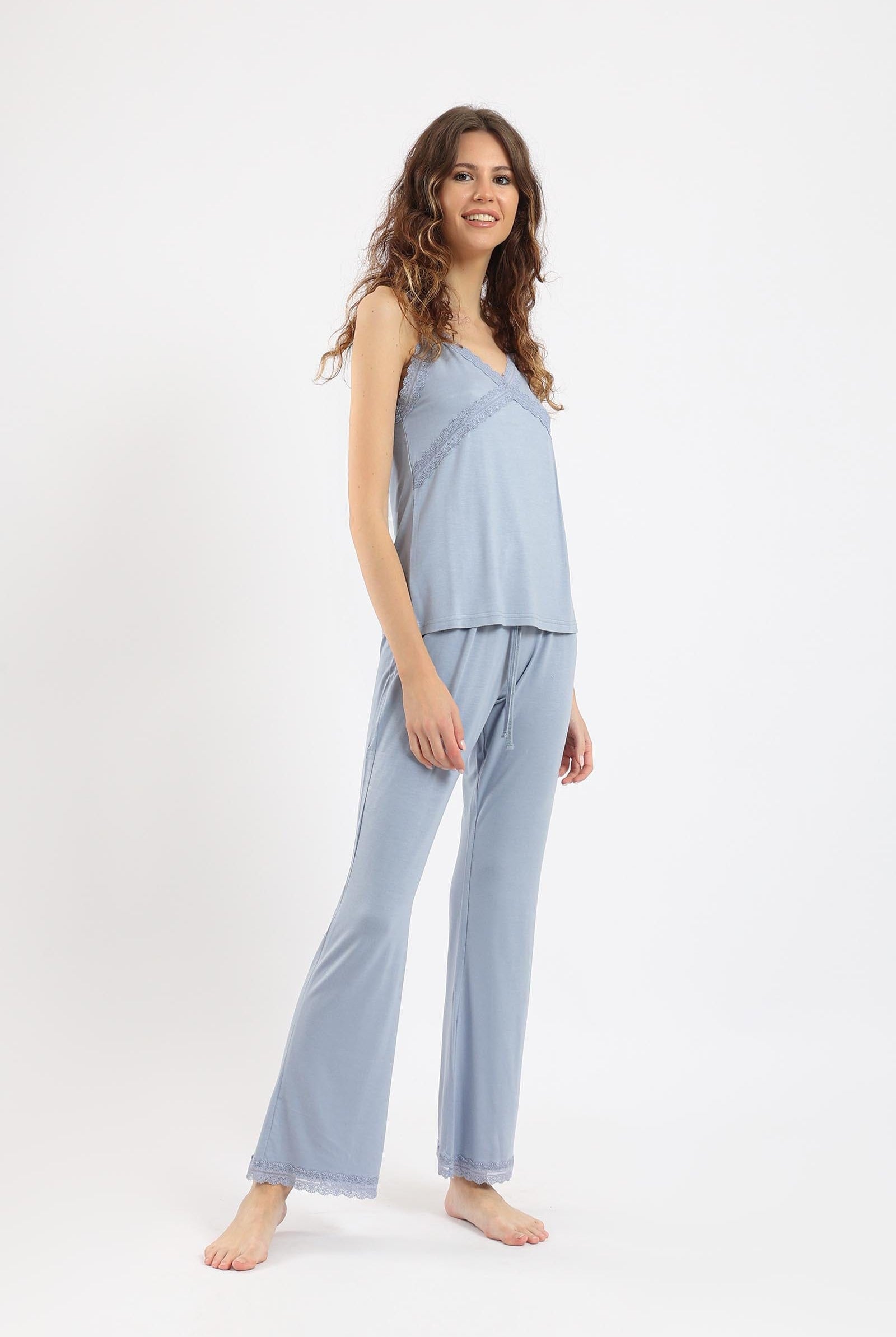 كارينا طقم بيجامة مريحة بلوزة حمالات وبنطلون