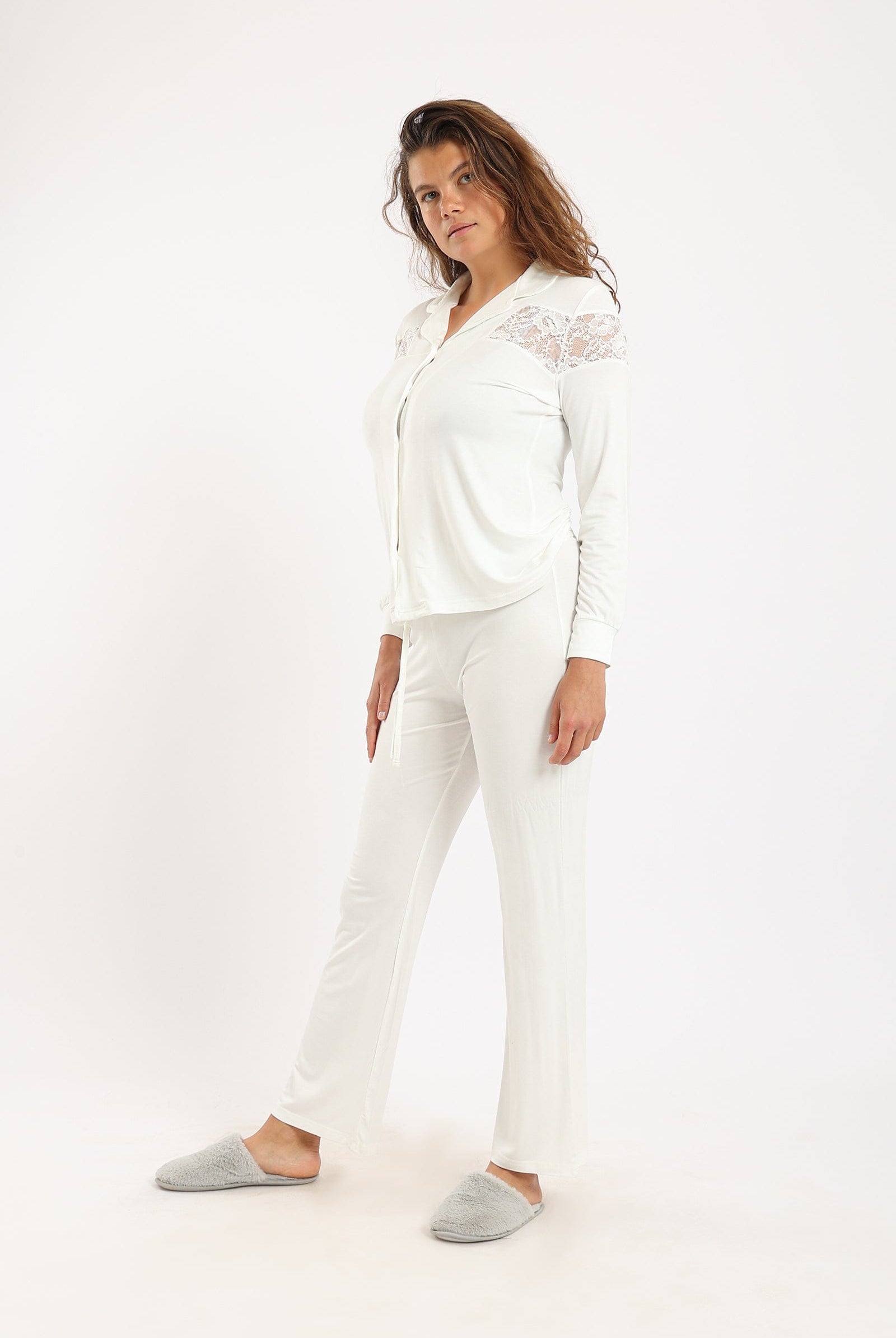 كارينا طقم بيجامة قميص بياقة مدببة بأزرار أمامية وبنطلون