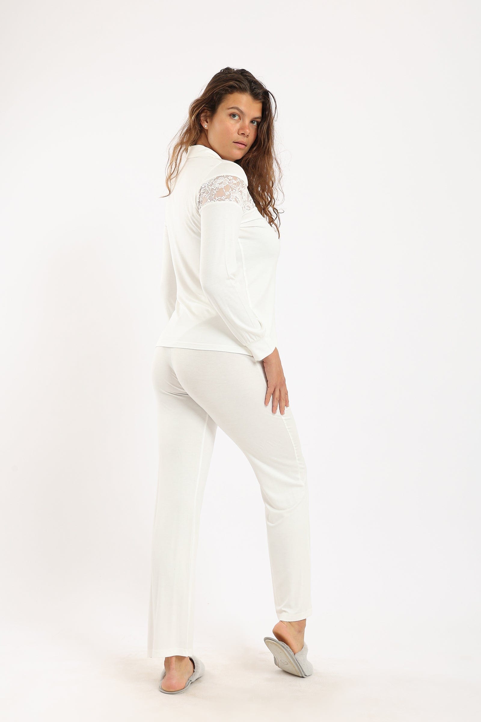 كارينا طقم بيجامة قميص بياقة مدببة بأزرار أمامية وبنطلون