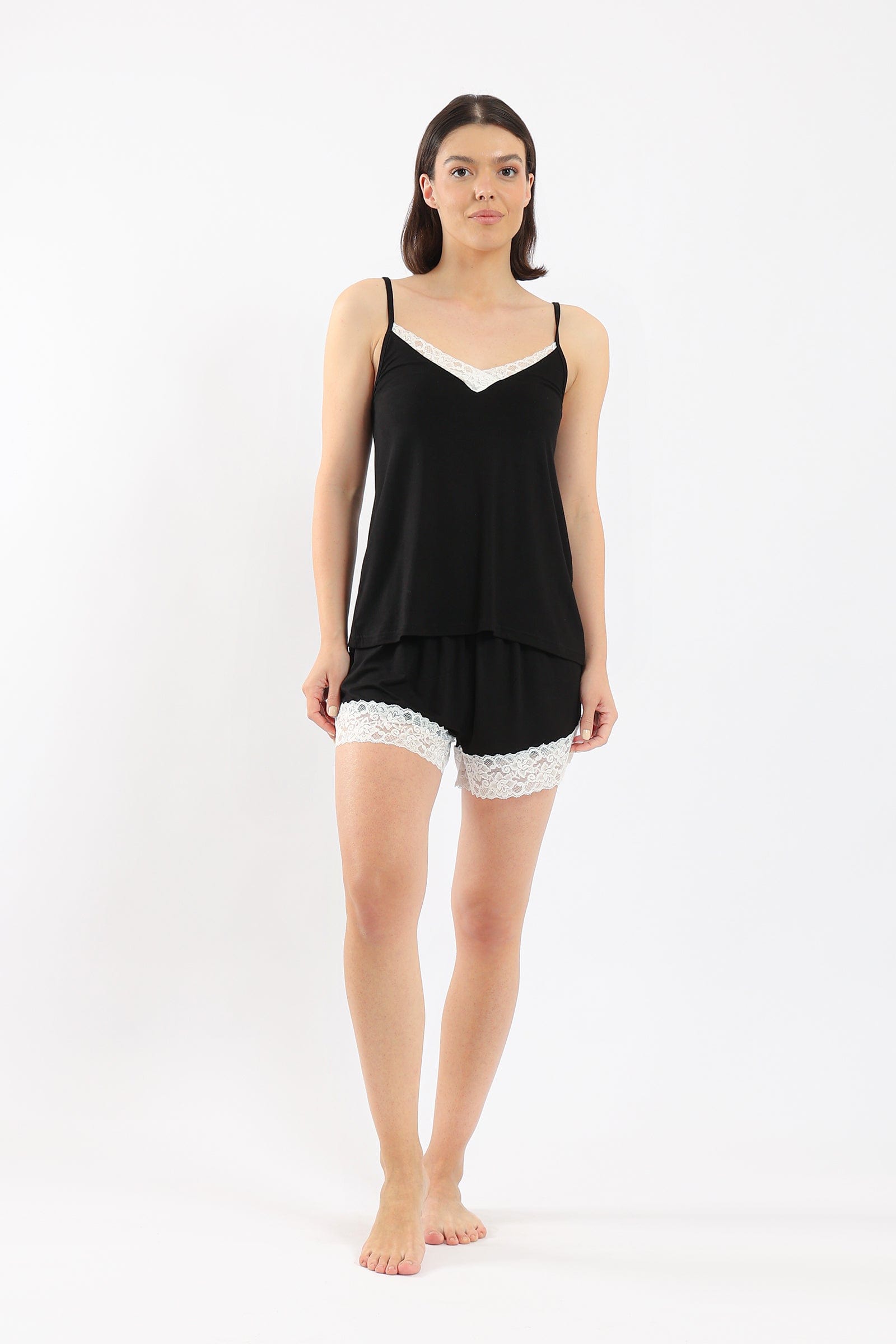 كارينا طقم بيجامة بلوزة وشورت بحافة دانتيل