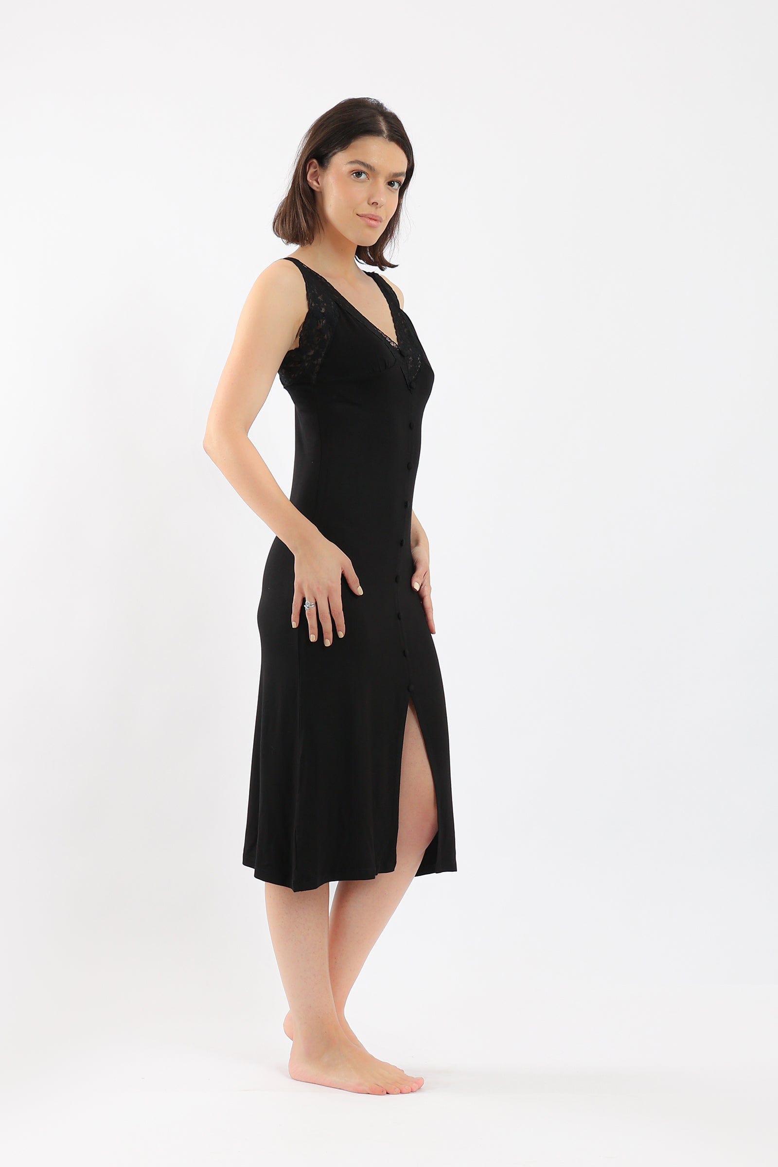 كارينا ثوب نوم بأزرار أمامية مع حزام دانتيل عريض