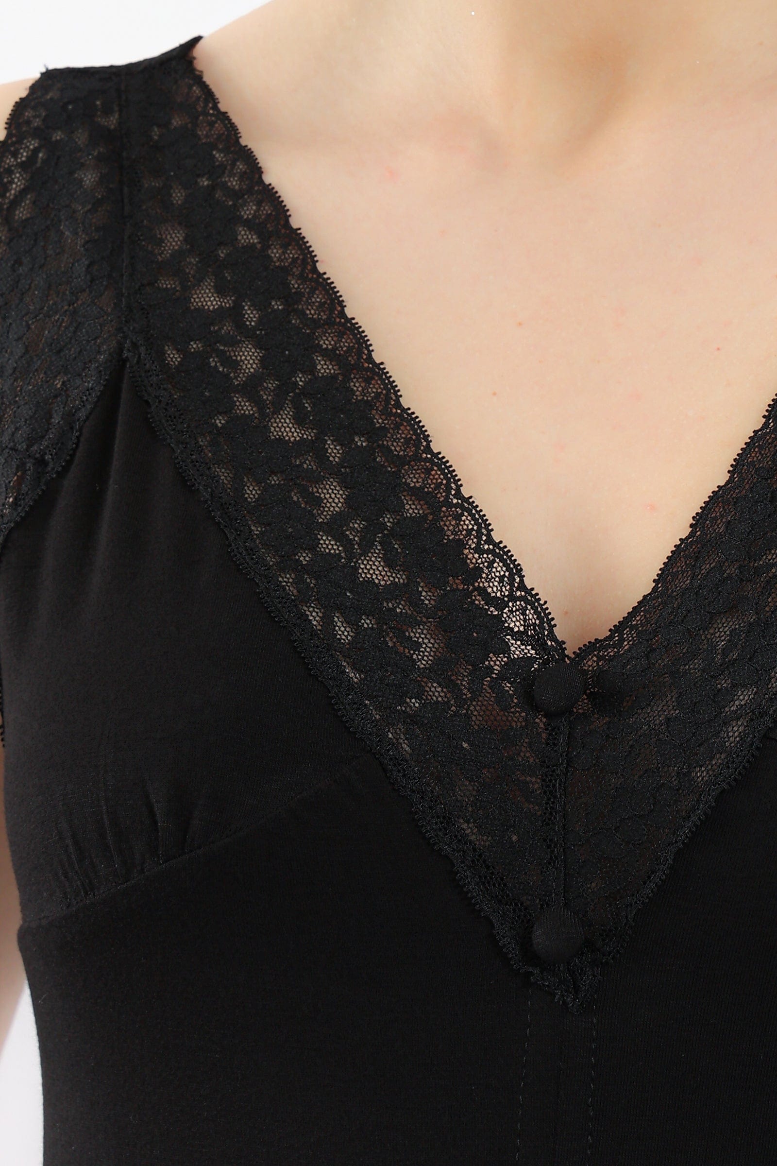 كارينا ثوب نوم بأزرار أمامية مع حزام دانتيل عريض