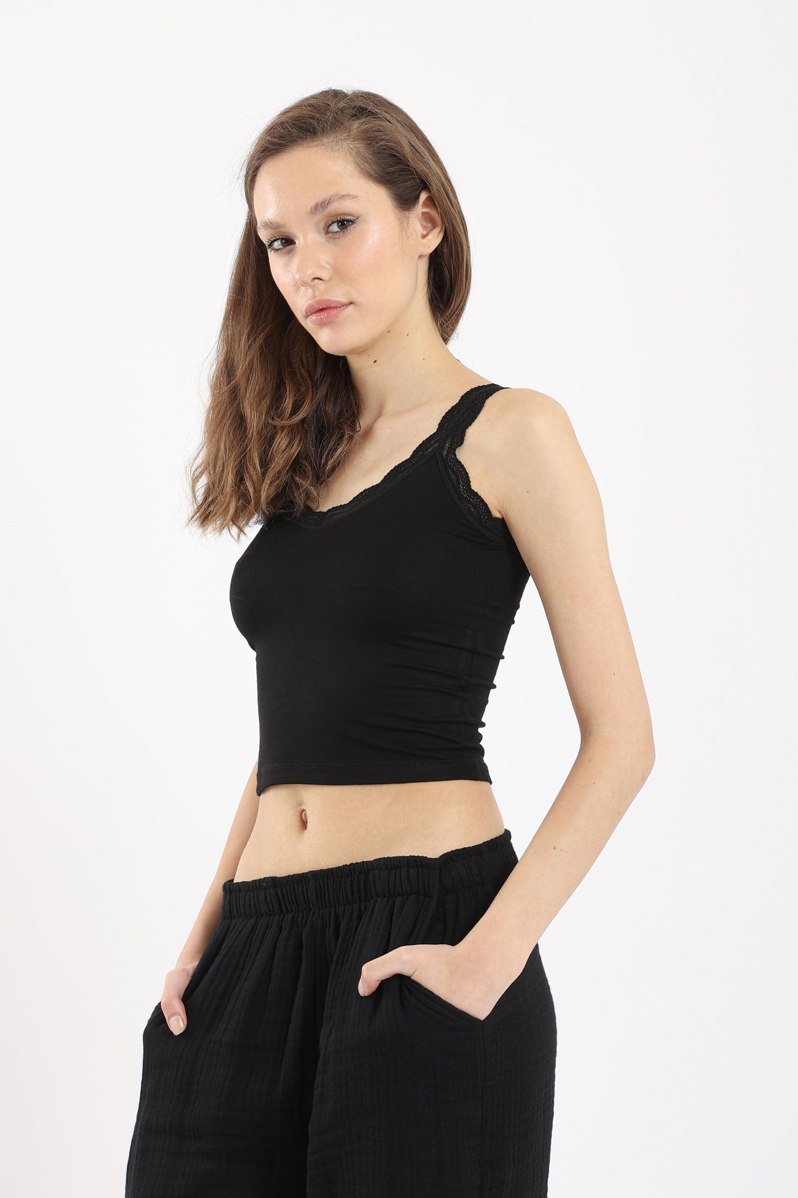 كارينا كروب توب مزين بالدانتيل حمالات