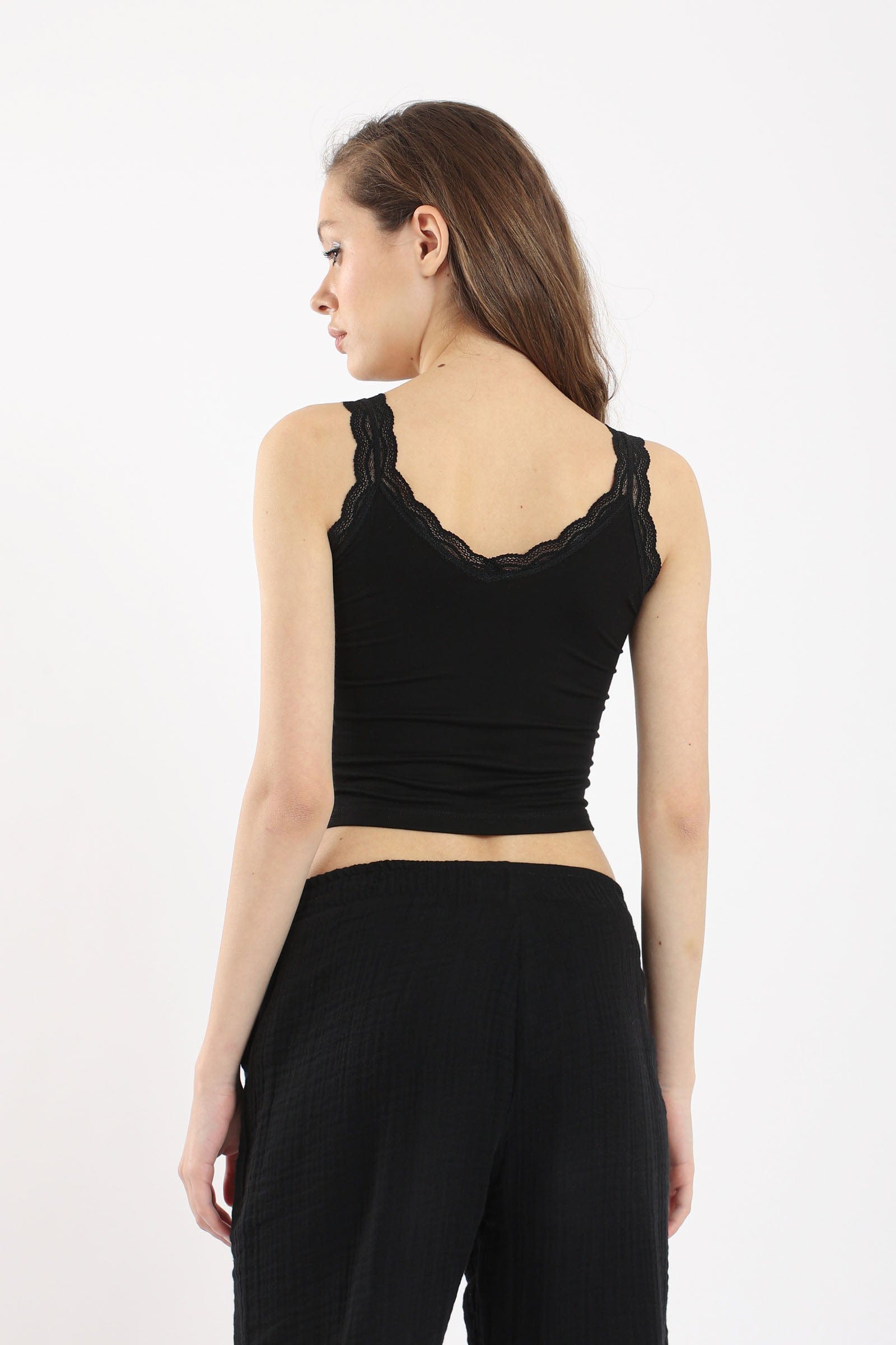 كارينا كروب توب مزين بالدانتيل حمالات