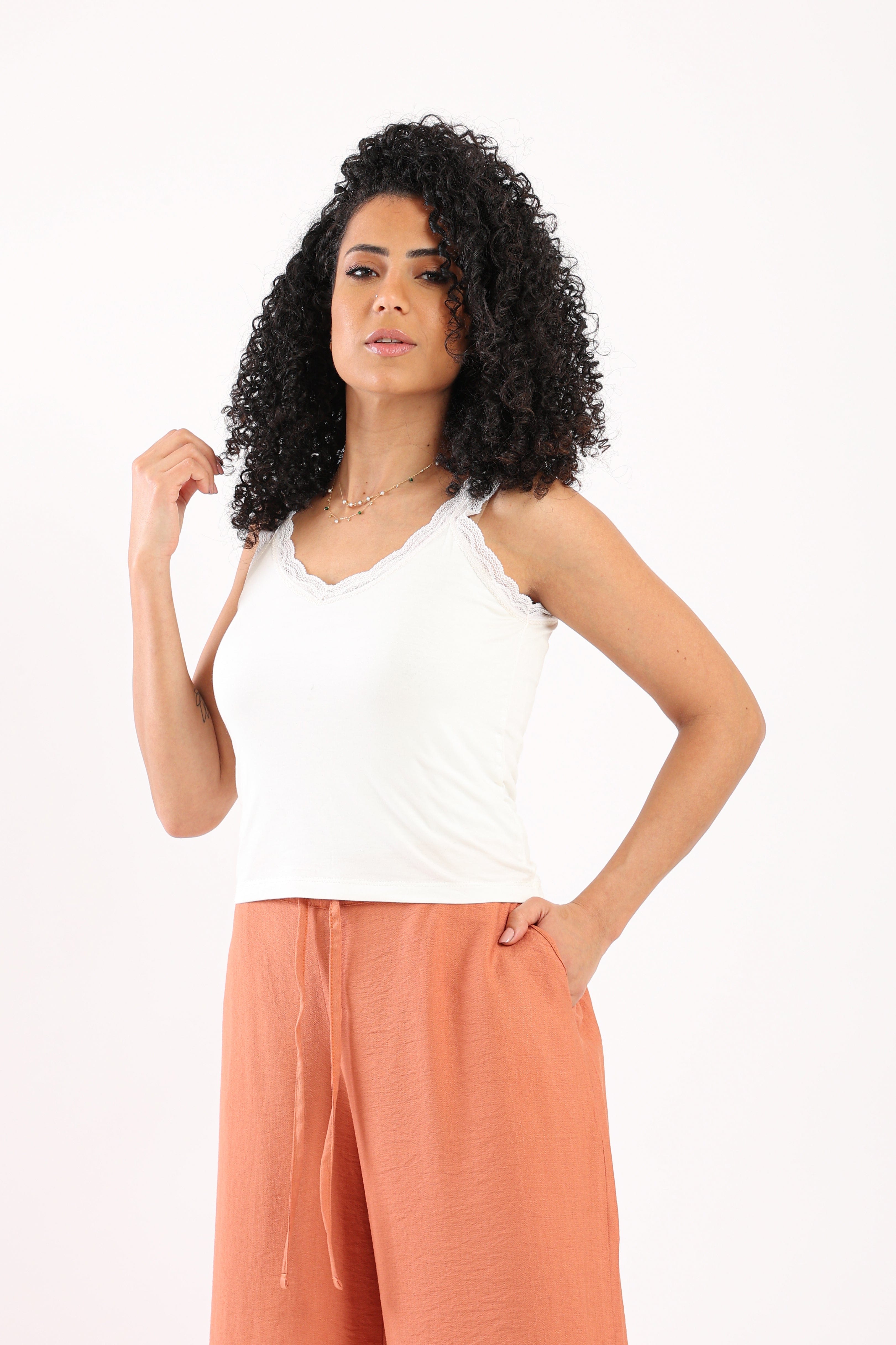 كارينا كروب توب مزين بالدانتيل حمالات