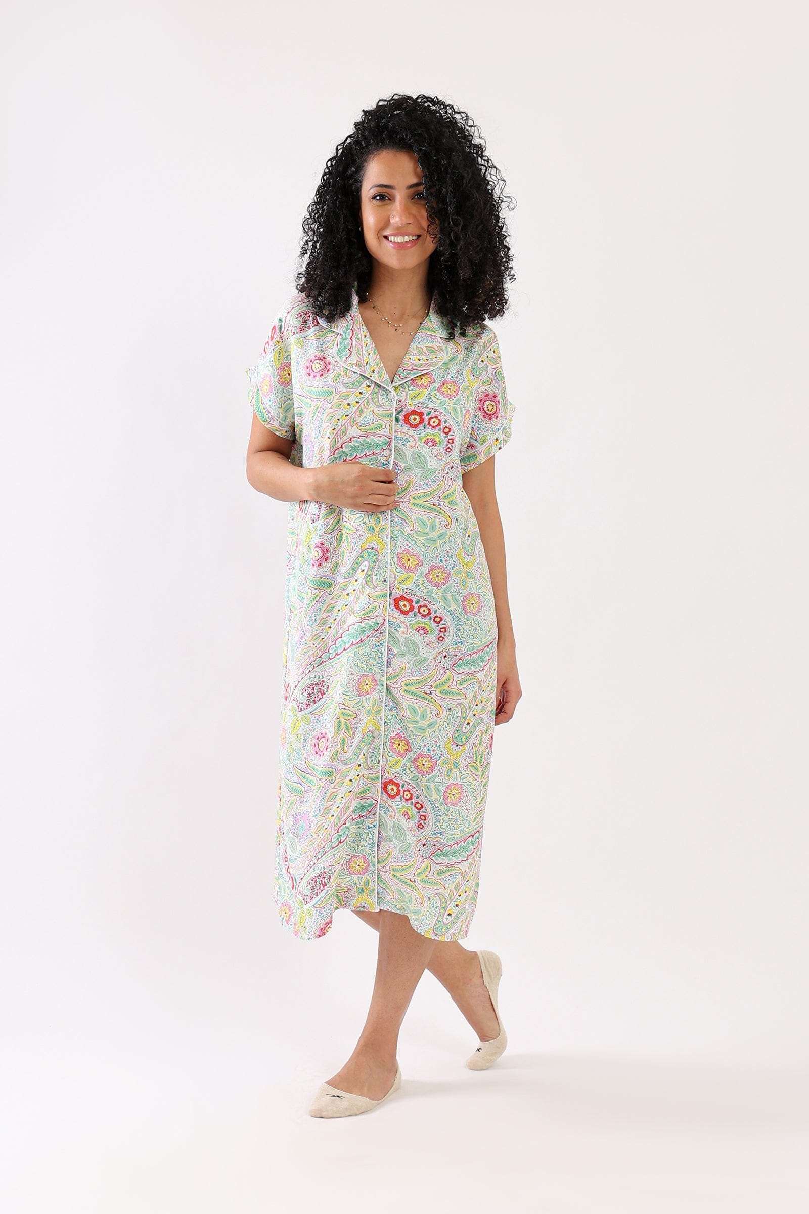 ูุงุฑููุง ูู
ูุต ููู
ุทููู ู
ุทุจูุน ุจุฃุฒุฑุงุฑ ุฃู
ุงู
ูุฉ ู
ููู