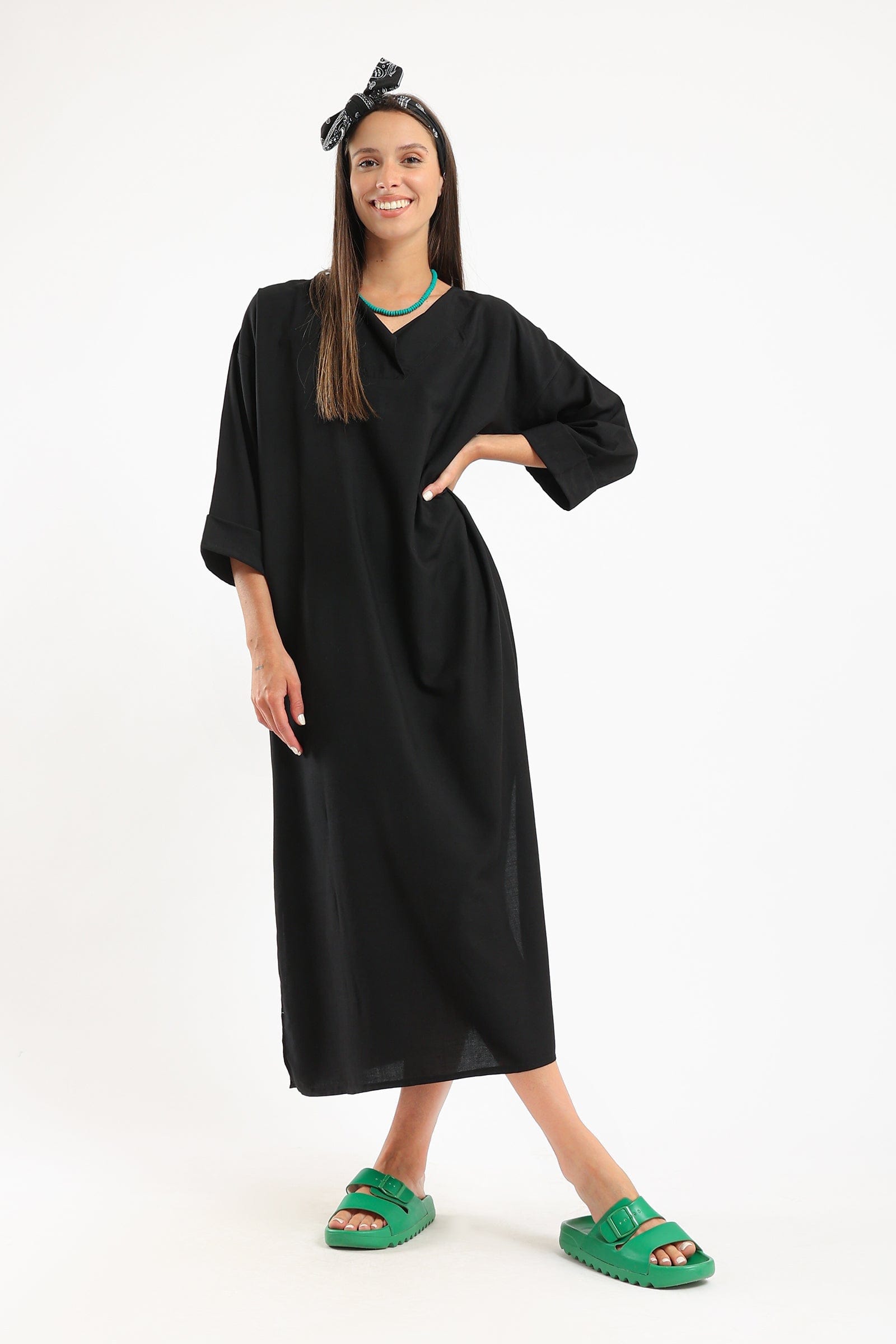 كارينا فستان طويل بياقة على شكل حرف V