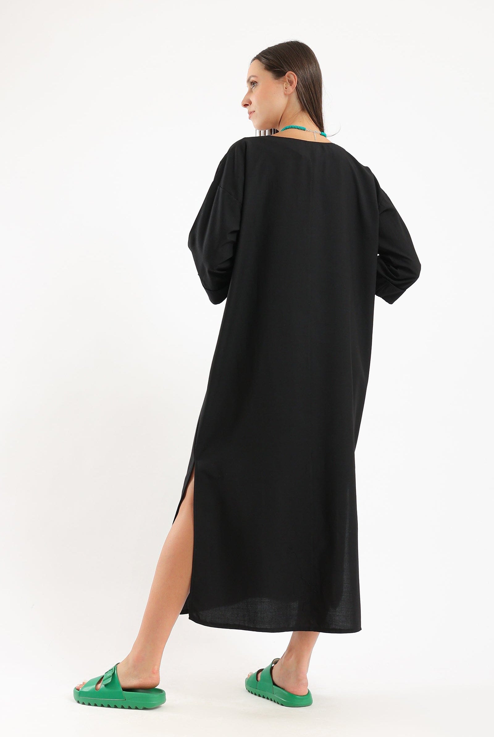 كارينا فستان طويل بياقة على شكل حرف V