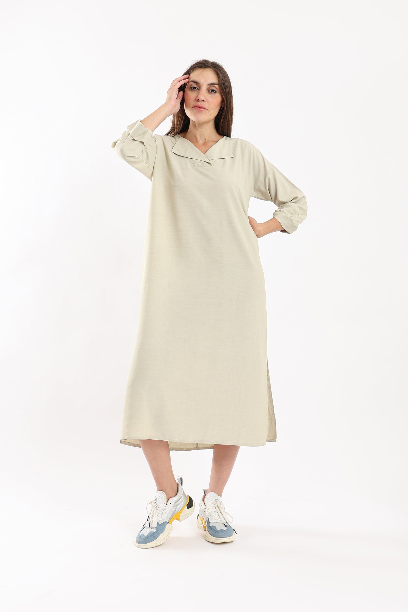 كارينا فستان طويل بياقة على شكل حرف V