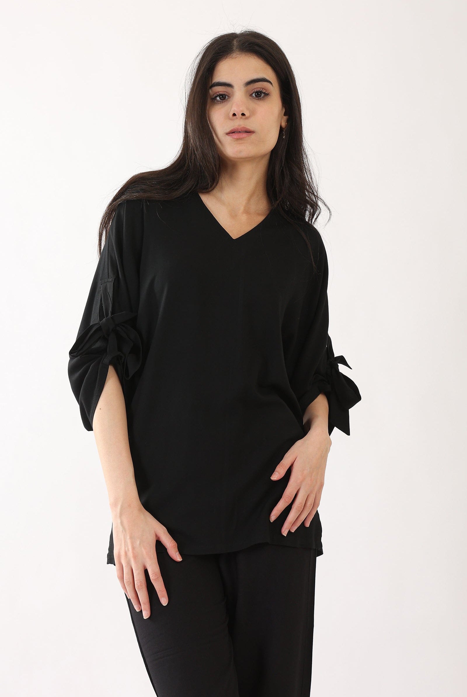 كارينا بلوزة سادة بأكمام طويلة بربطة عنق