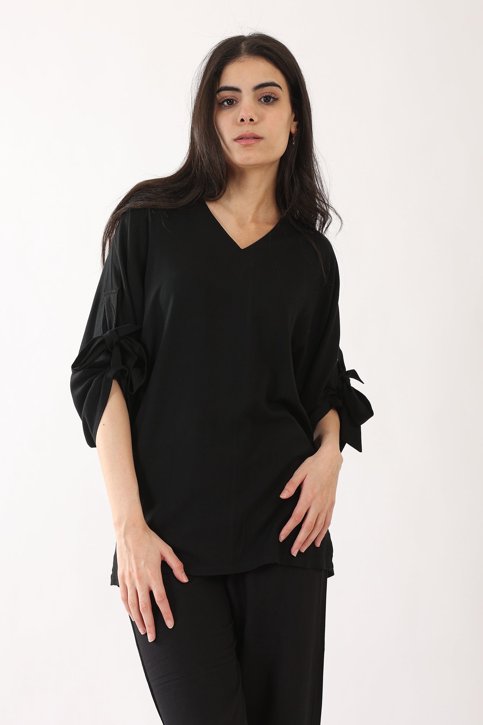 كارينا بلوزة سادة بأكمام طويلة بربطة عنق