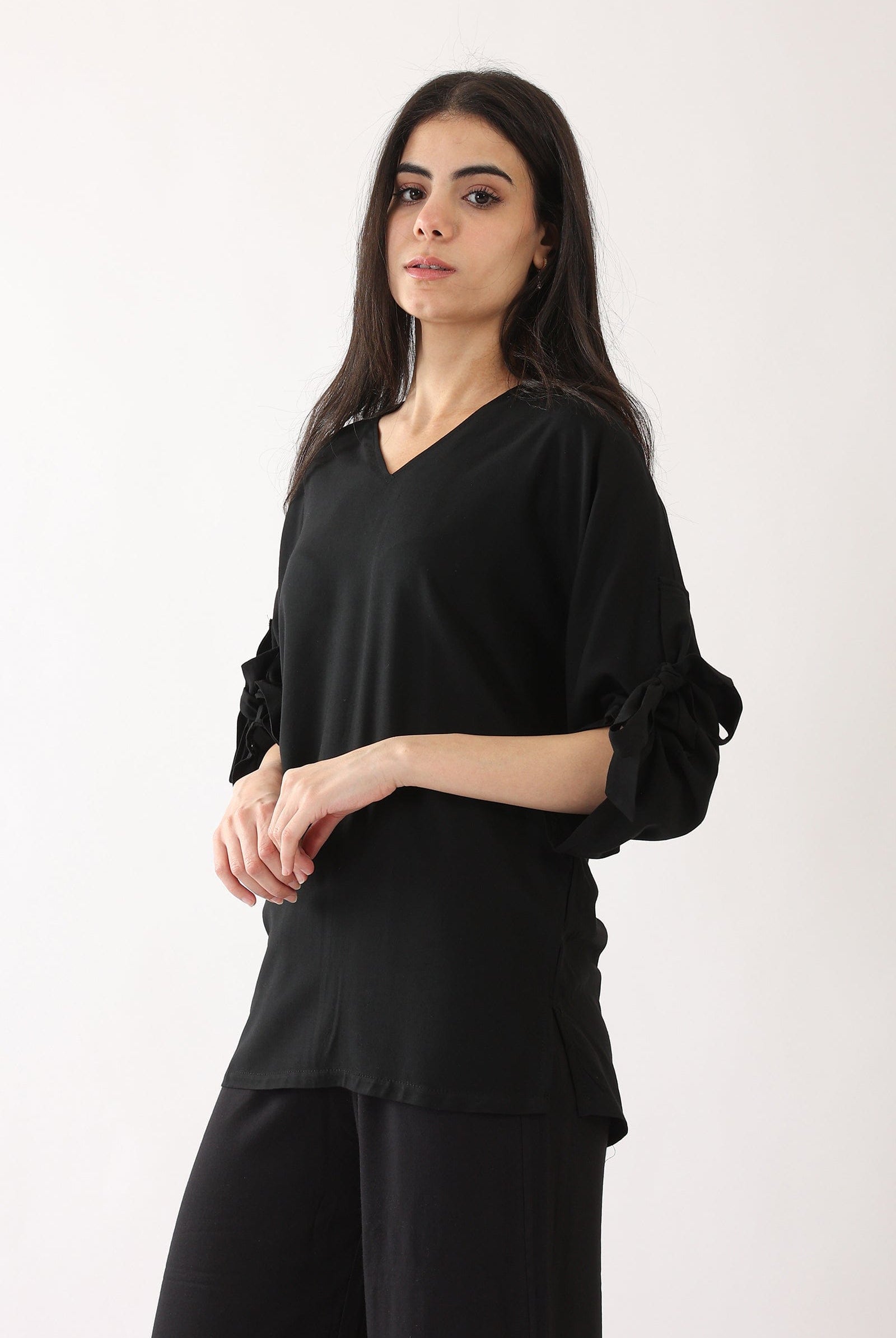 كارينا بلوزة سادة بأكمام طويلة بربطة عنق