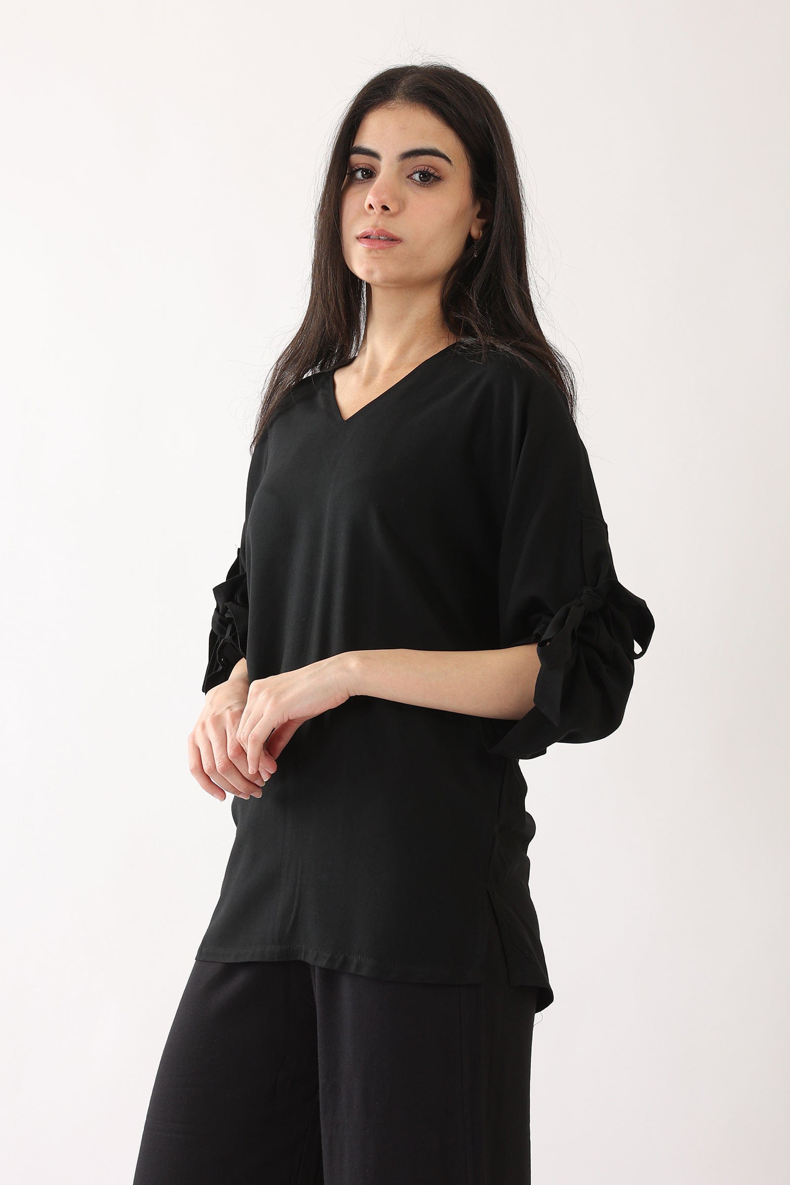 كارينا بلوزة سادة بأكمام طويلة بربطة عنق