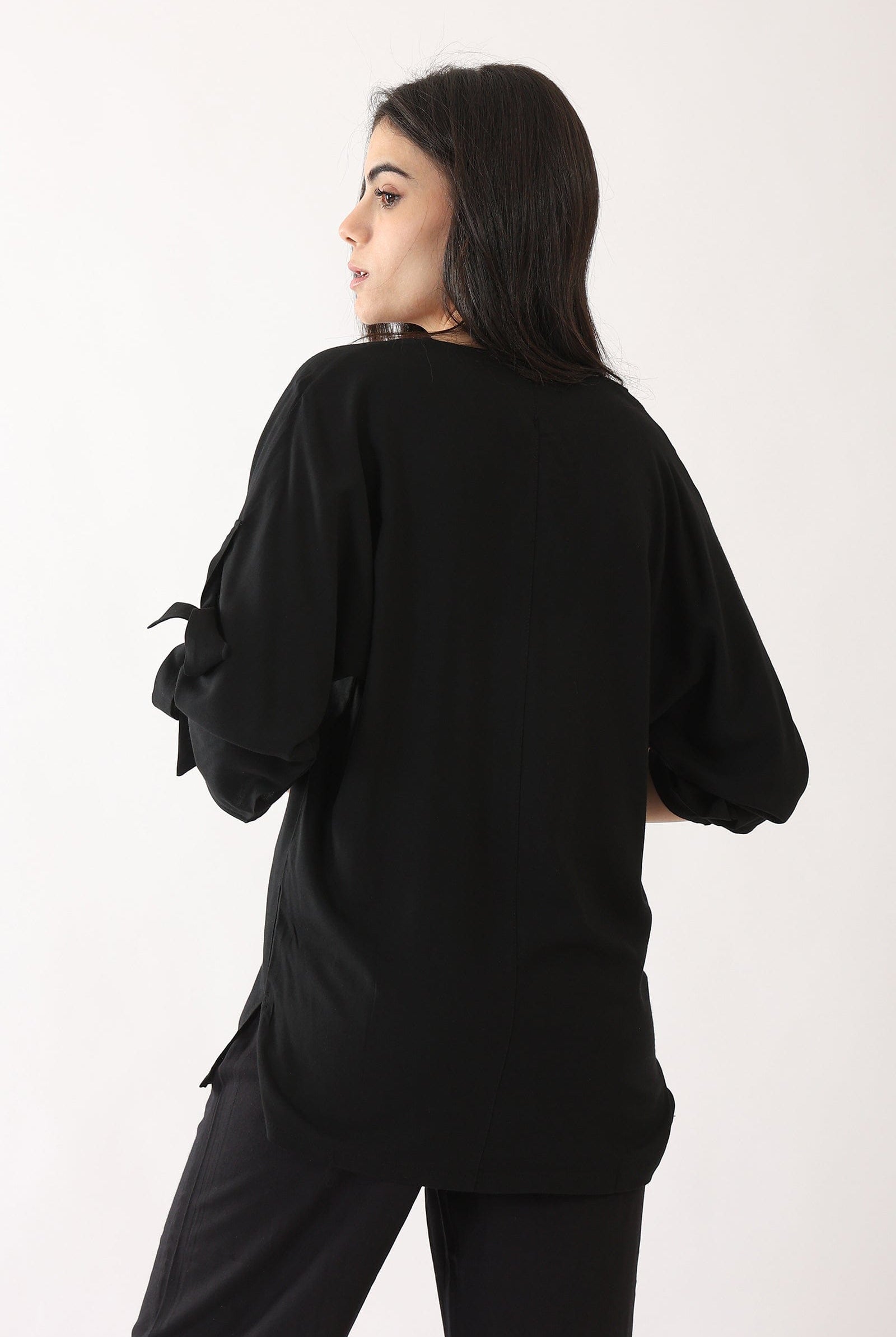 كارينا بلوزة سادة بأكمام طويلة بربطة عنق