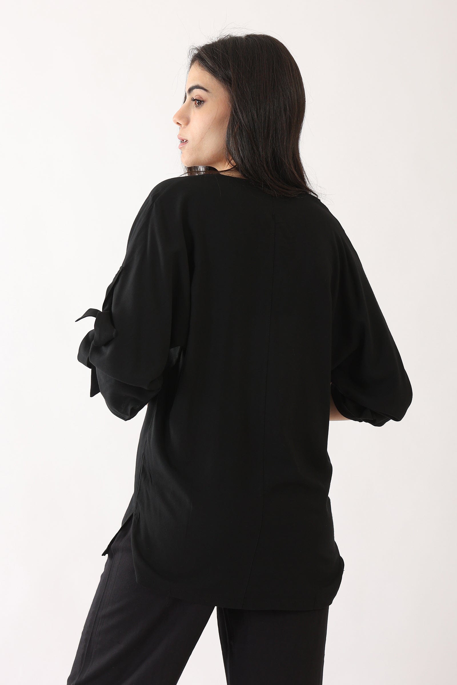 كارينا بلوزة سادة بأكمام طويلة بربطة عنق