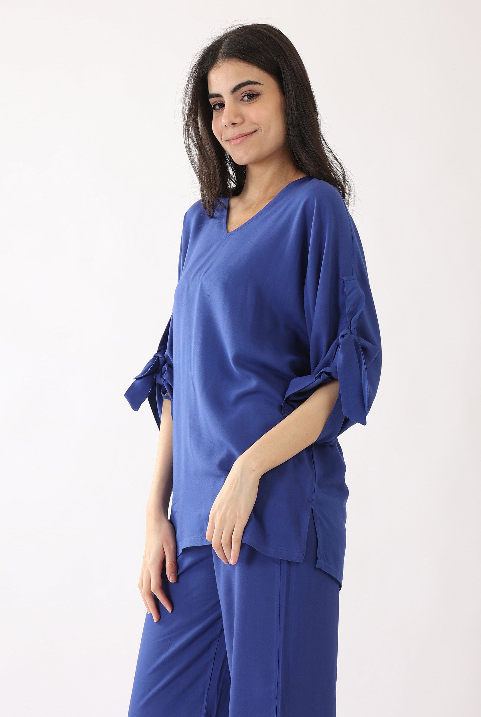 كارينا بلوزة سادة بأكمام طويلة بربطة عنق