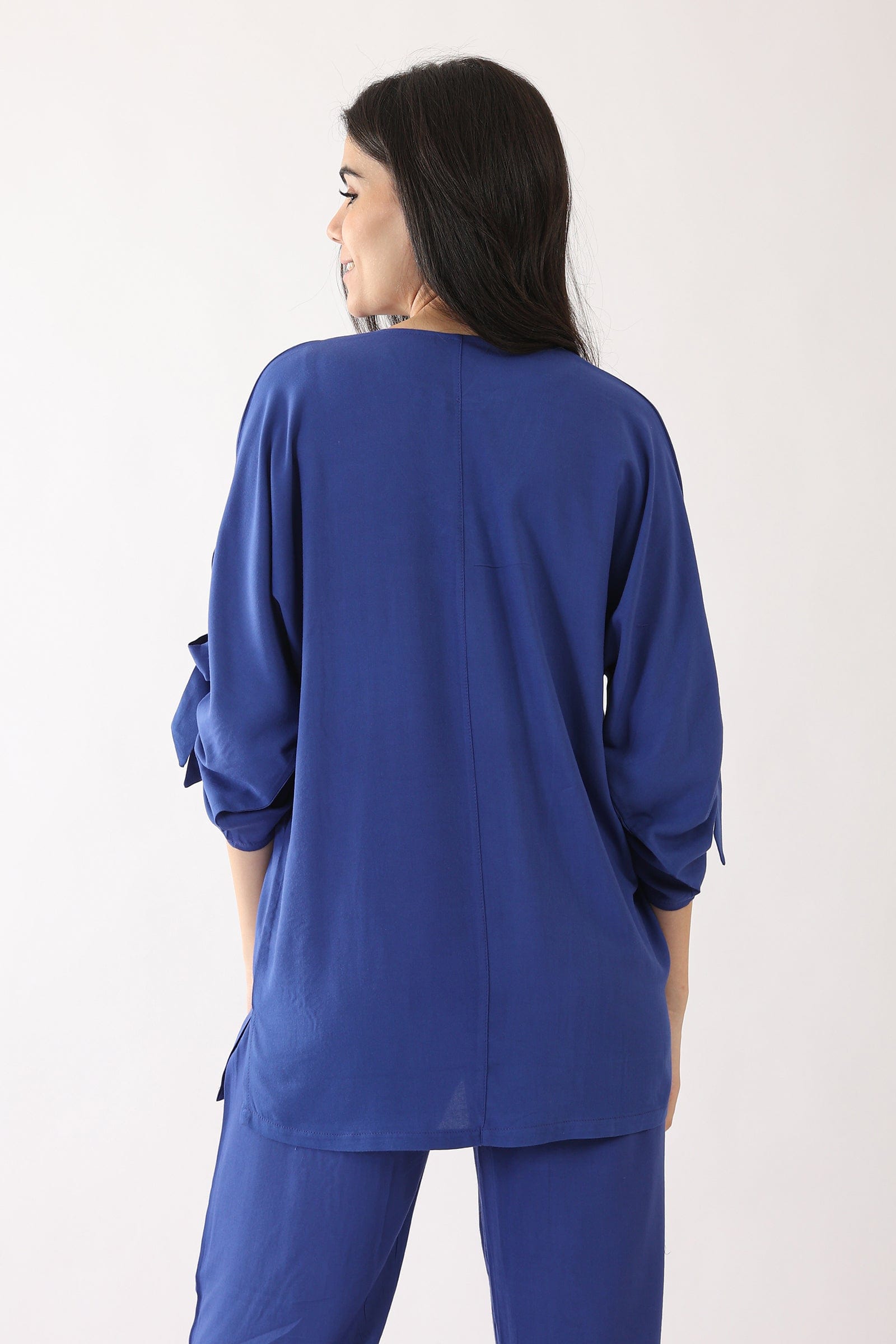 كارينا بلوزة سادة بأكمام طويلة بربطة عنق