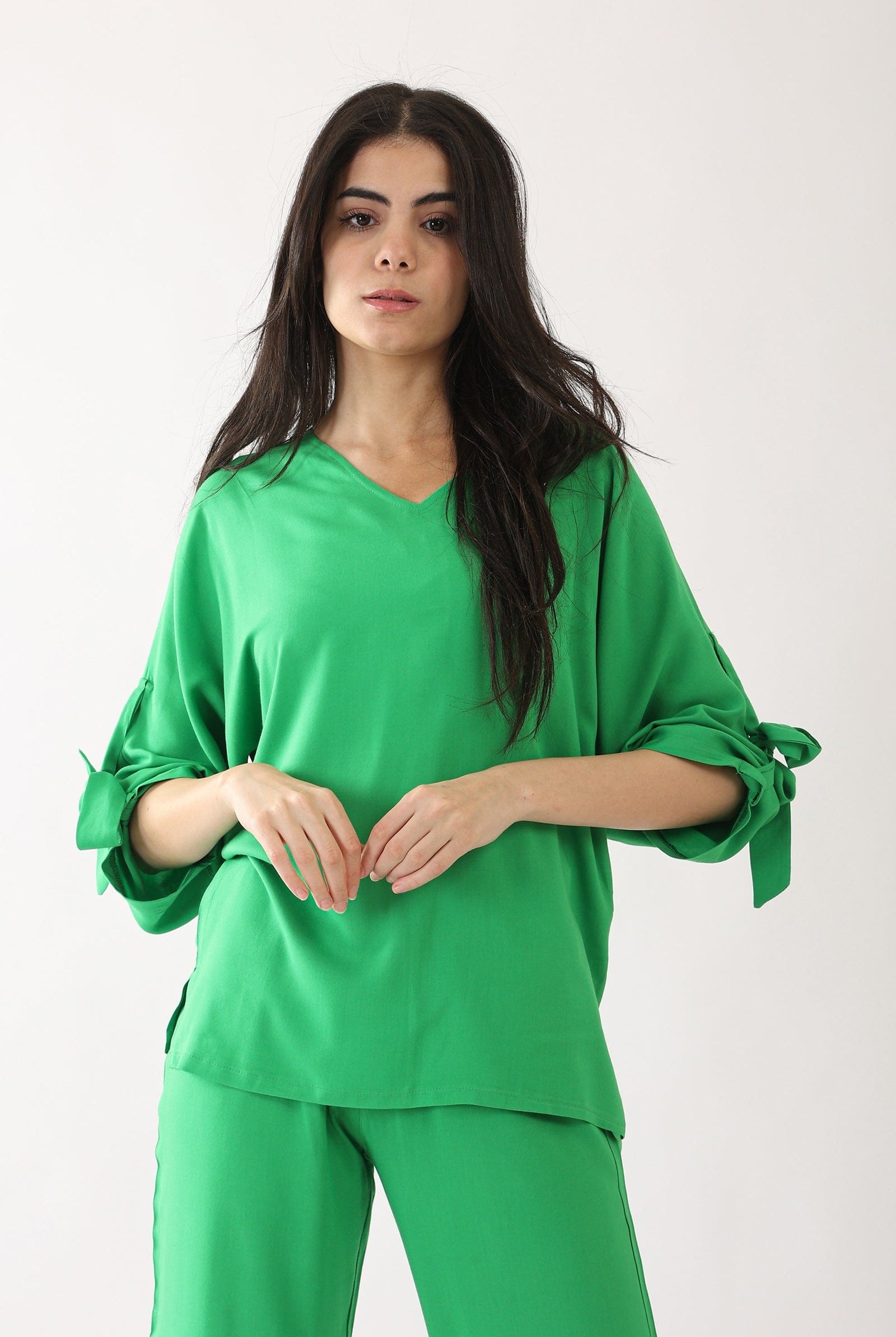 كارينا بلوزة سادة بأكمام طويلة بربطة عنق