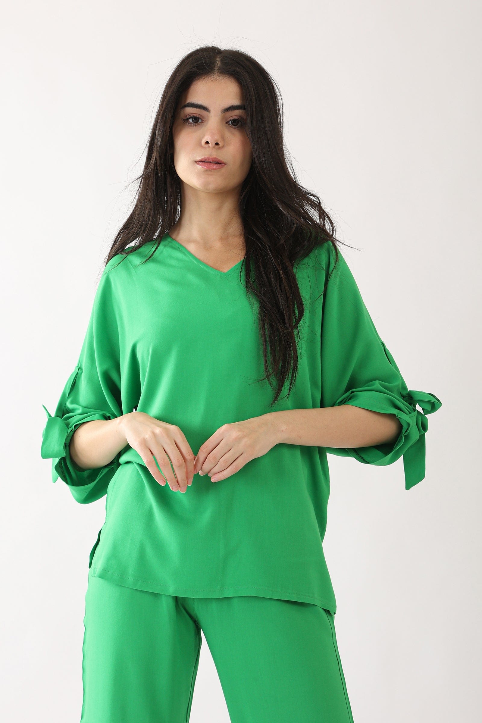 كارينا بلوزة سادة بأكمام طويلة بربطة عنق