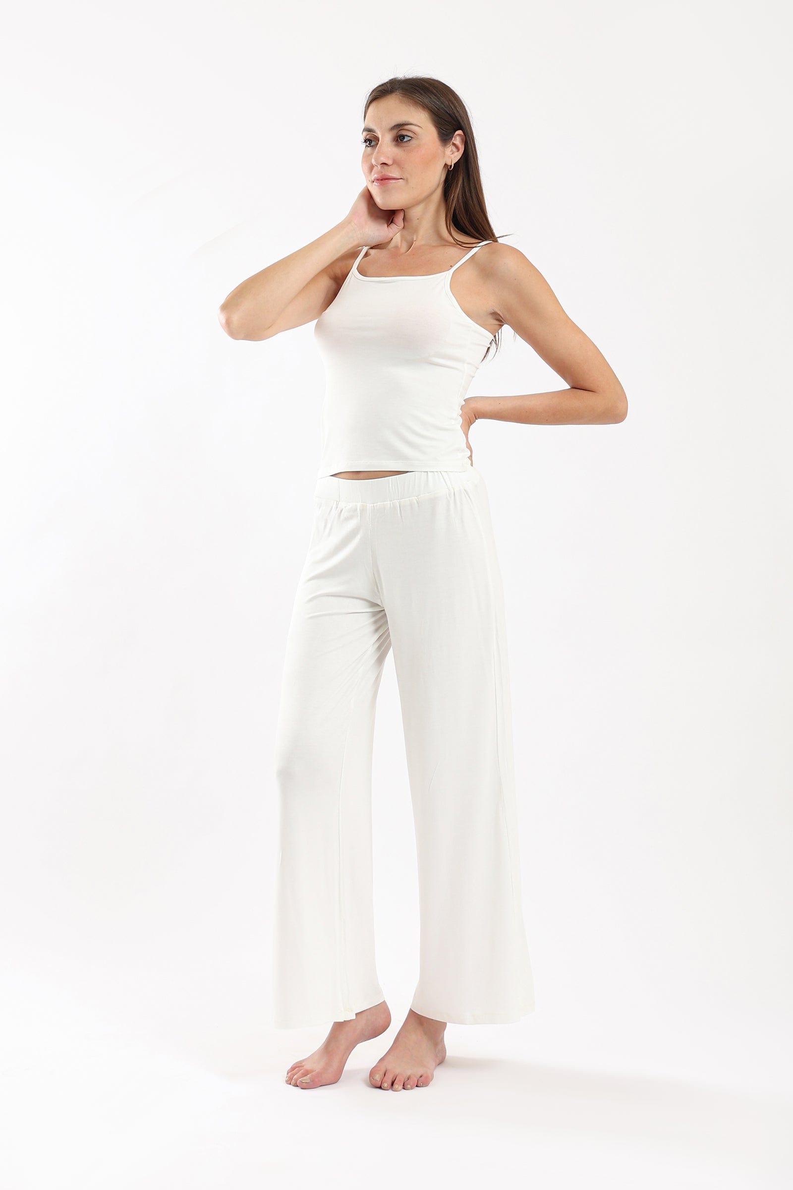 كارينا طقم بيجامة بلوزة بحمالات قابلة للتعديل وبنطلون سادة