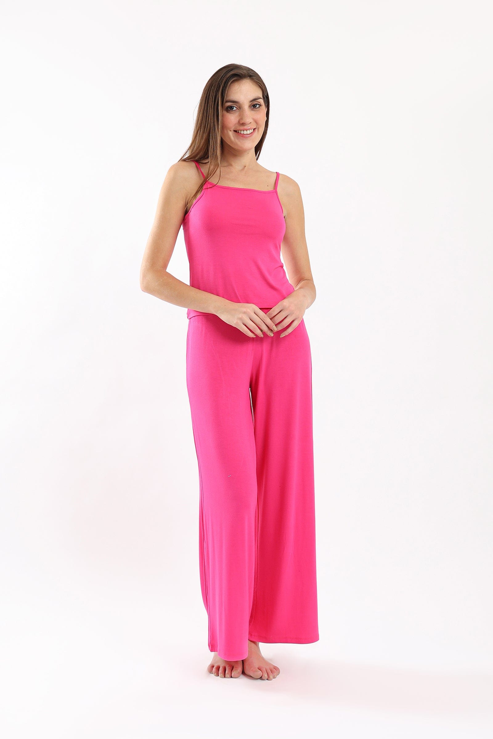 كارينا طقم بيجامة بلوزة بحمالات قابلة للتعديل وبنطلون سادة