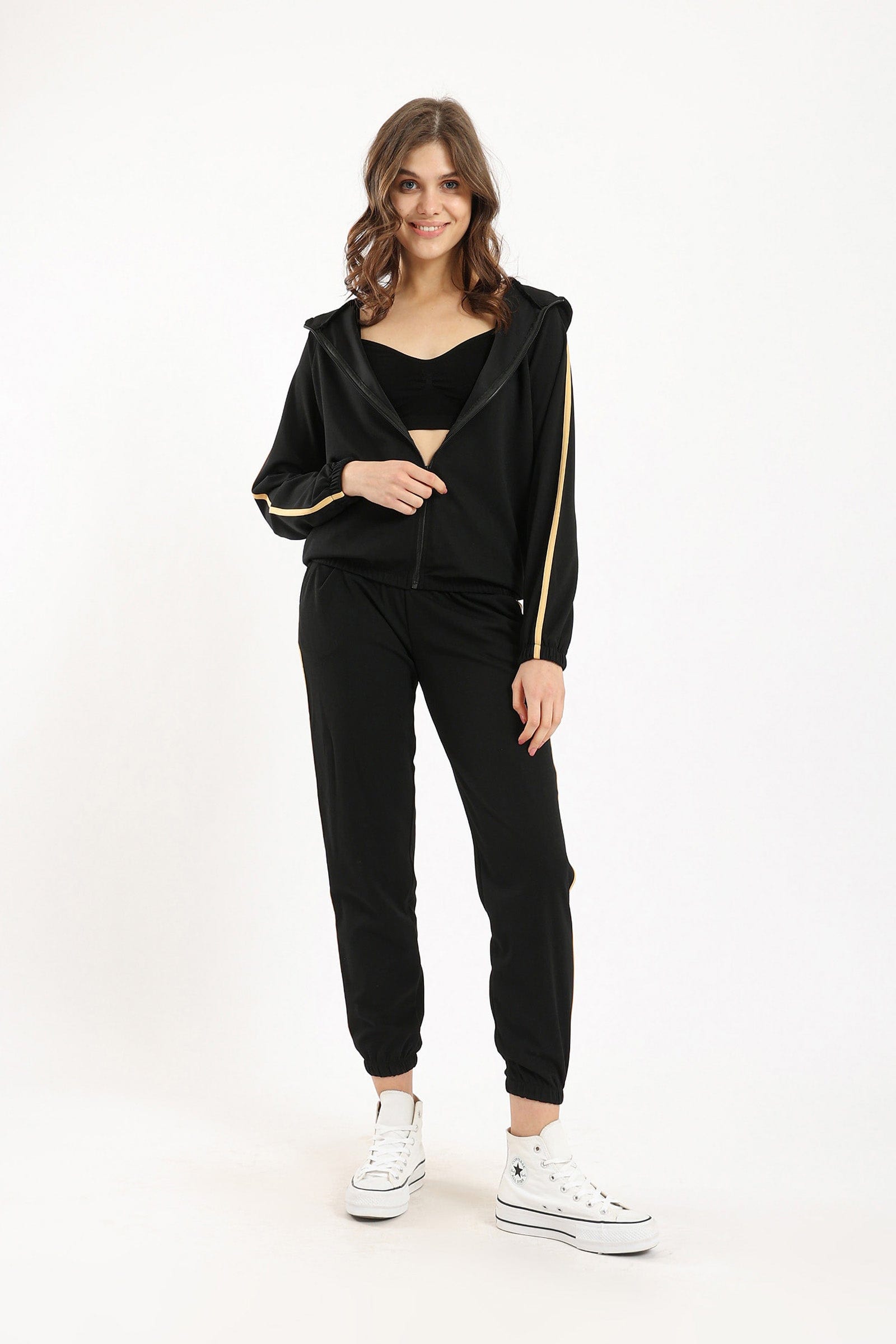 كارينا بنطال رياضي سادة بخطوط جانبية أسود