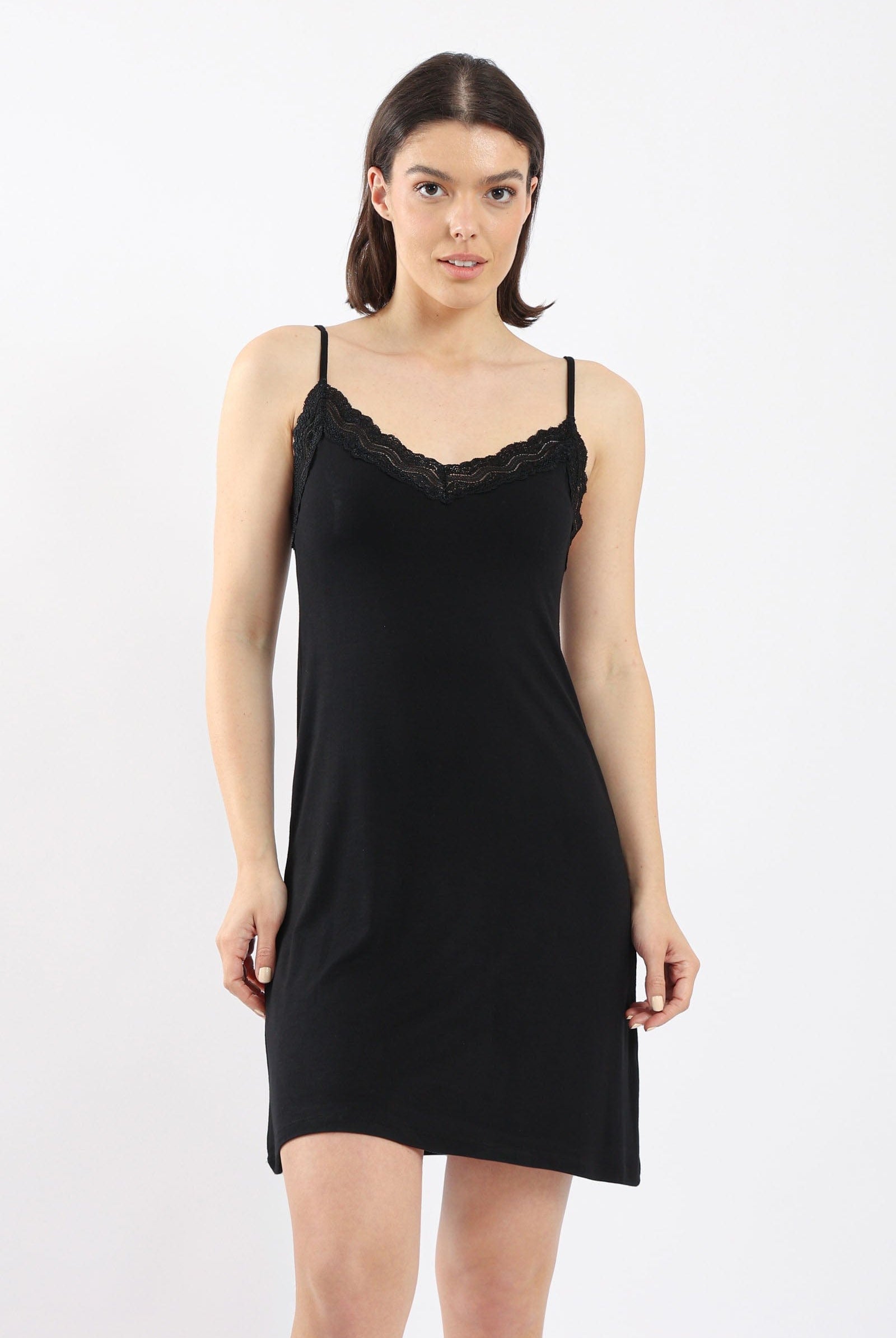 كارينا قميص نوم قصير مزين بدانتيل