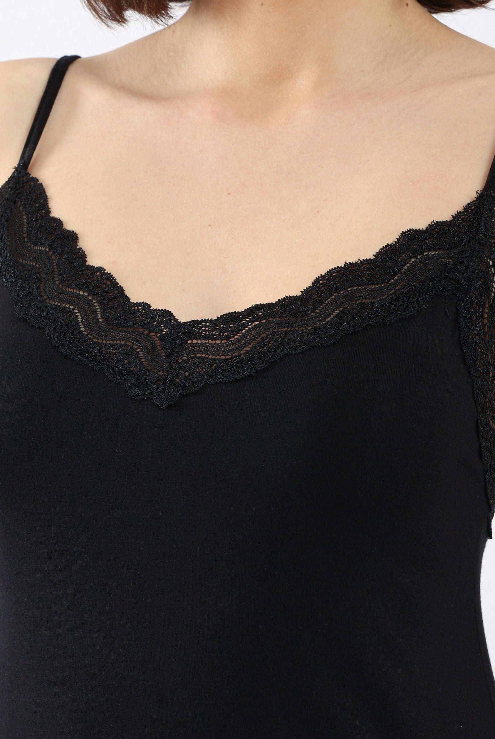 كارينا قميص نوم قصير مزين بدانتيل