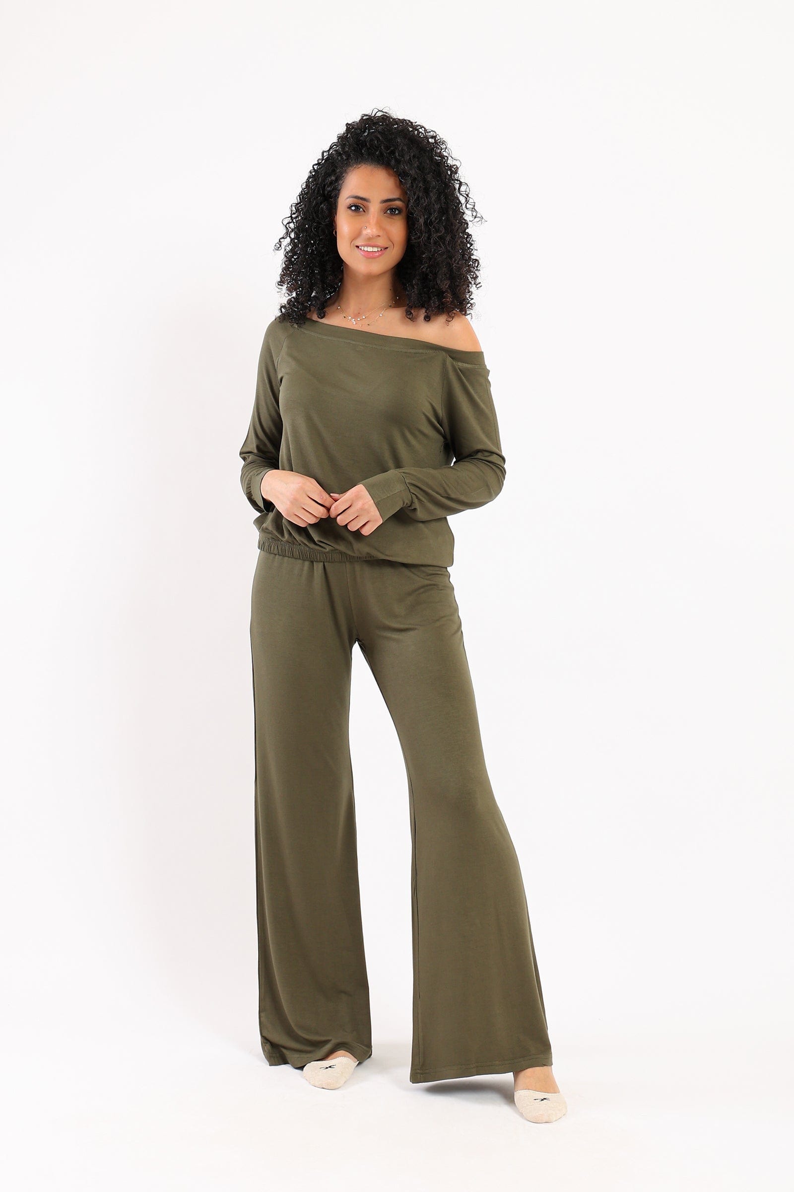 كارينا طقم بيجامة بلوزة مكشوفة الأكتاف وبنطلون