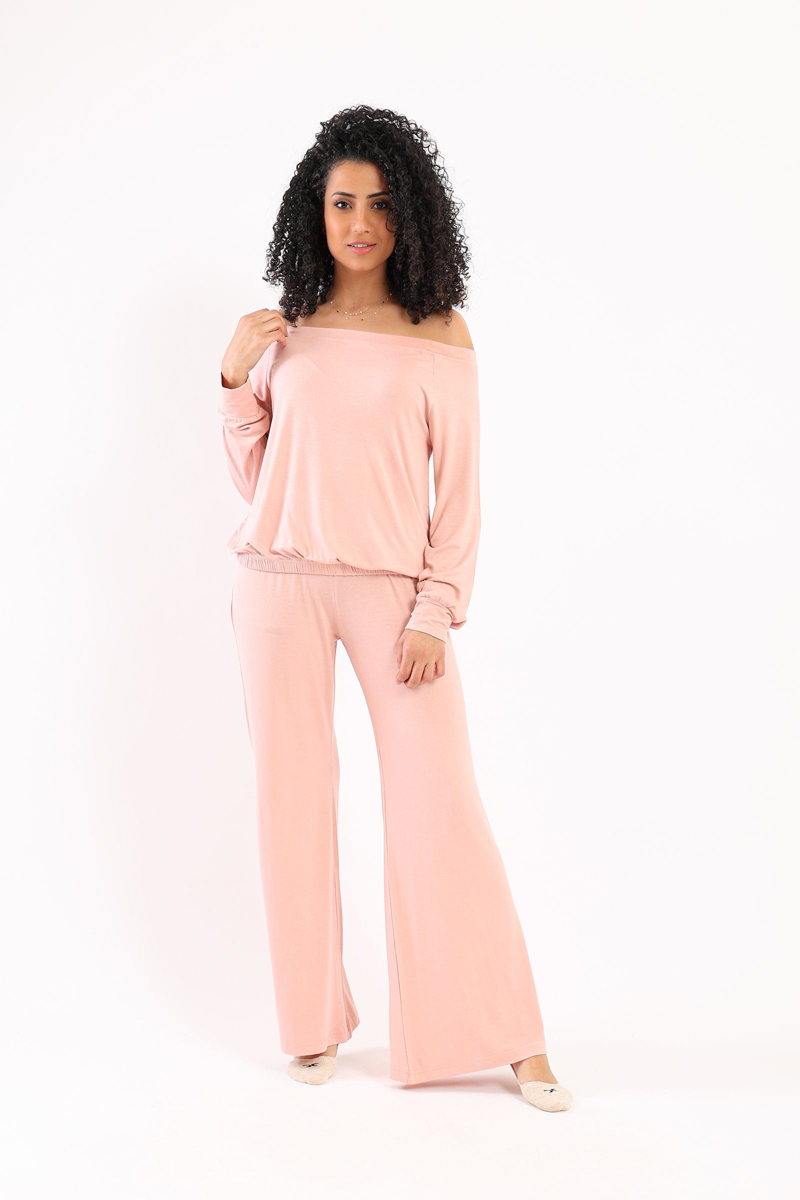 كارينا طقم بيجامة بلوزة مكشوفة الأكتاف وبنطلون